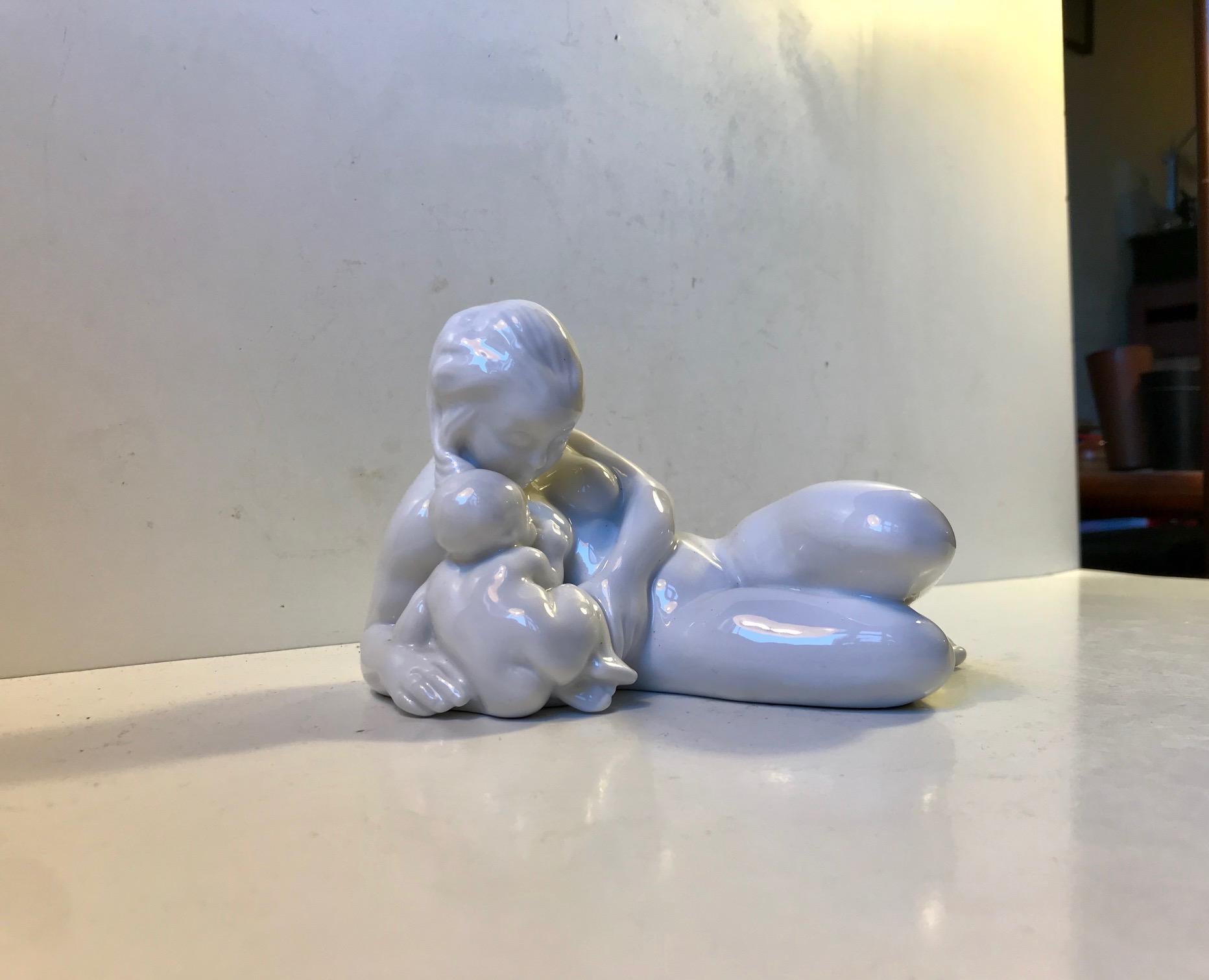 Nonostante sia stata progettata nel 1913, questa statuetta di madre e figlio in blanc de chine dello scultore danese Kai Nielsen ha un aspetto pulito e moderno. Sottile Art Nouveau quasi Art Deco nelle sue linee organiche e nella sua curvatura.