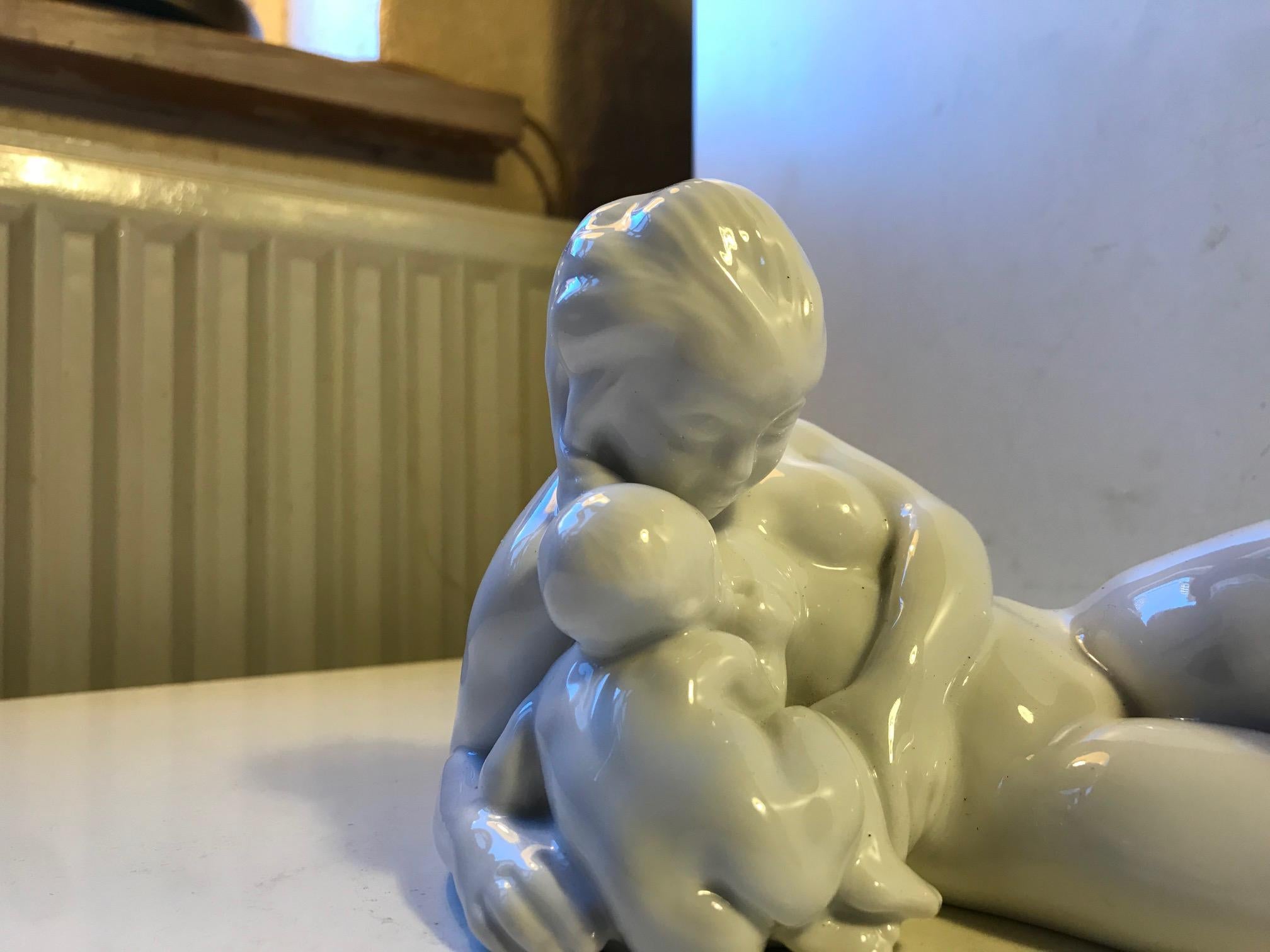 Art Déco Statuetta danese Blanc de Chine Mother & Child di Kai Nielsen per Bing & Grøndahl in vendita