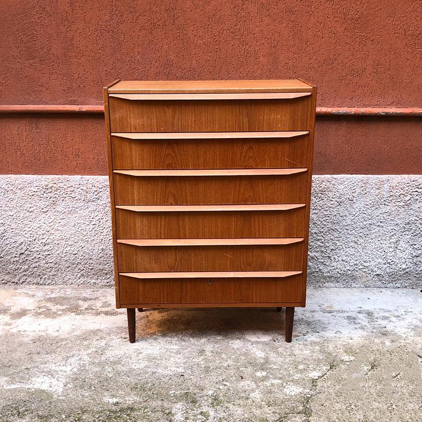 Danish blonde teak chest of drawers, 1960s
Danish chest of drawers, in solid blond teak with six drawers with shaped handles and turned legs
Still to be restored.
