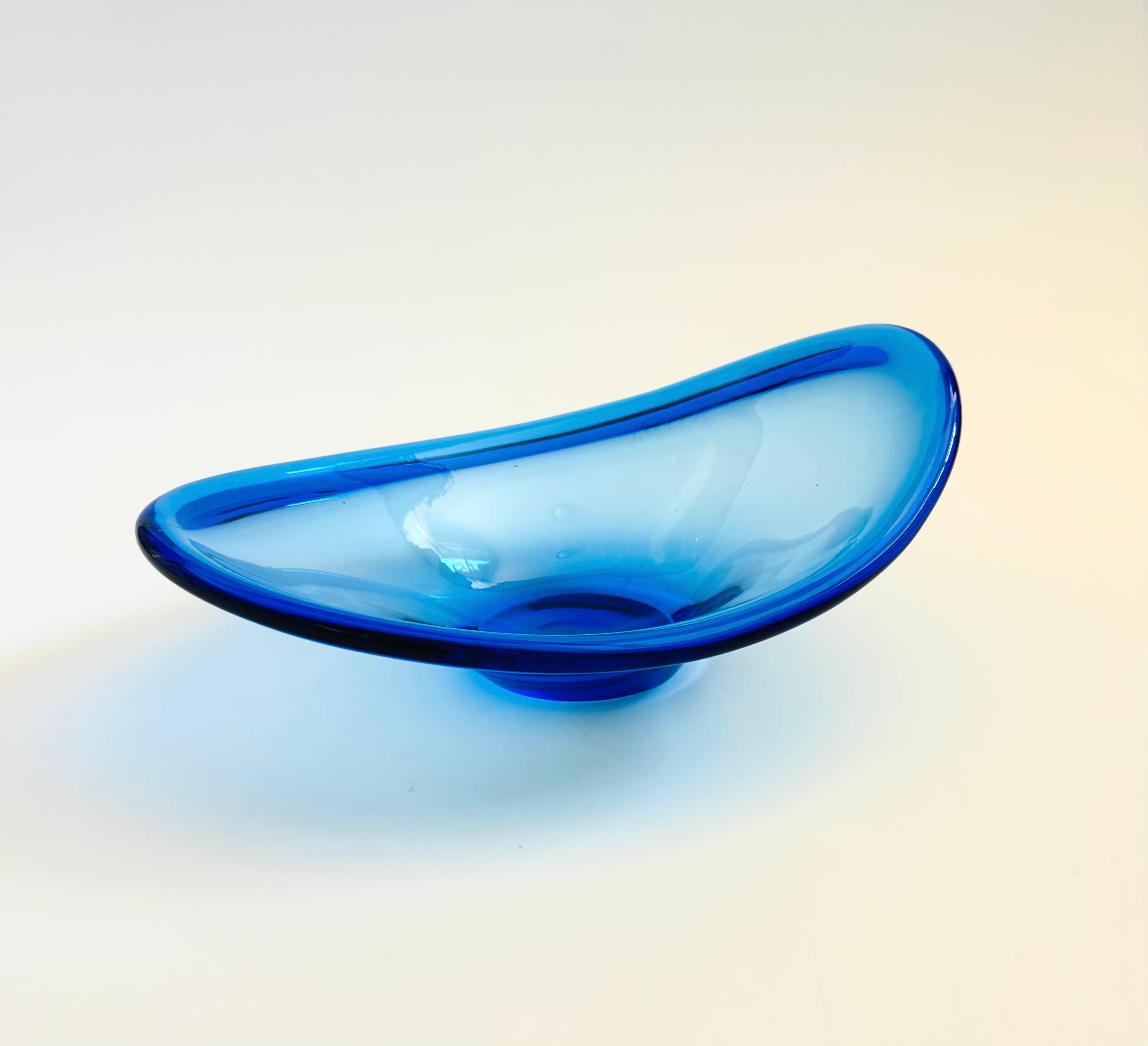 Una ciotola ovale vintage in vetro artistico disegnata dall'artista danese Per Lütken per Holmegaard. Grande forma organica realizzata in vetro spesso in un vibrante colore blu.

