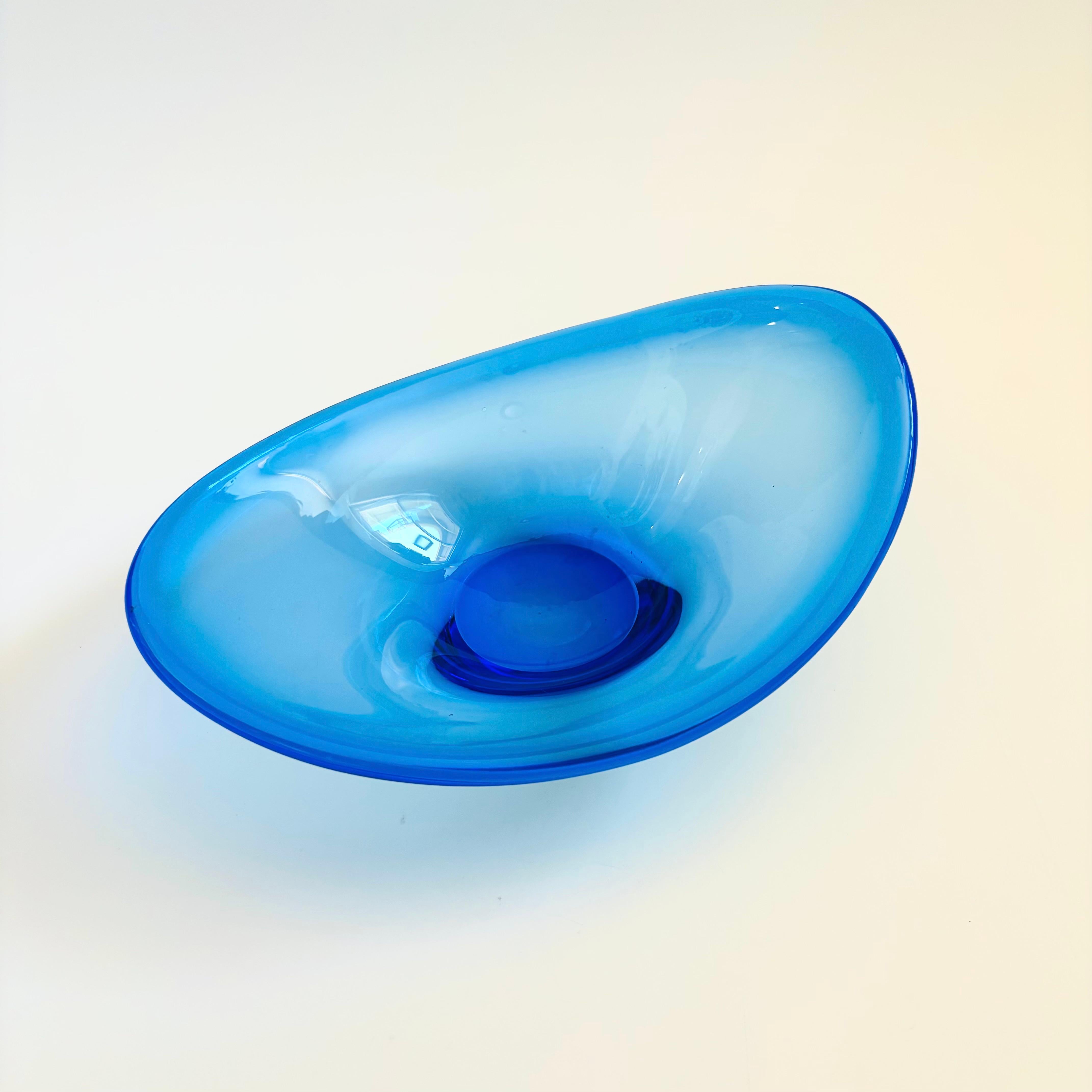 Mid-Century moderno Ciotola danese in vetro artistico blu, disegnata da Per Lütken per Holmegaard in vendita