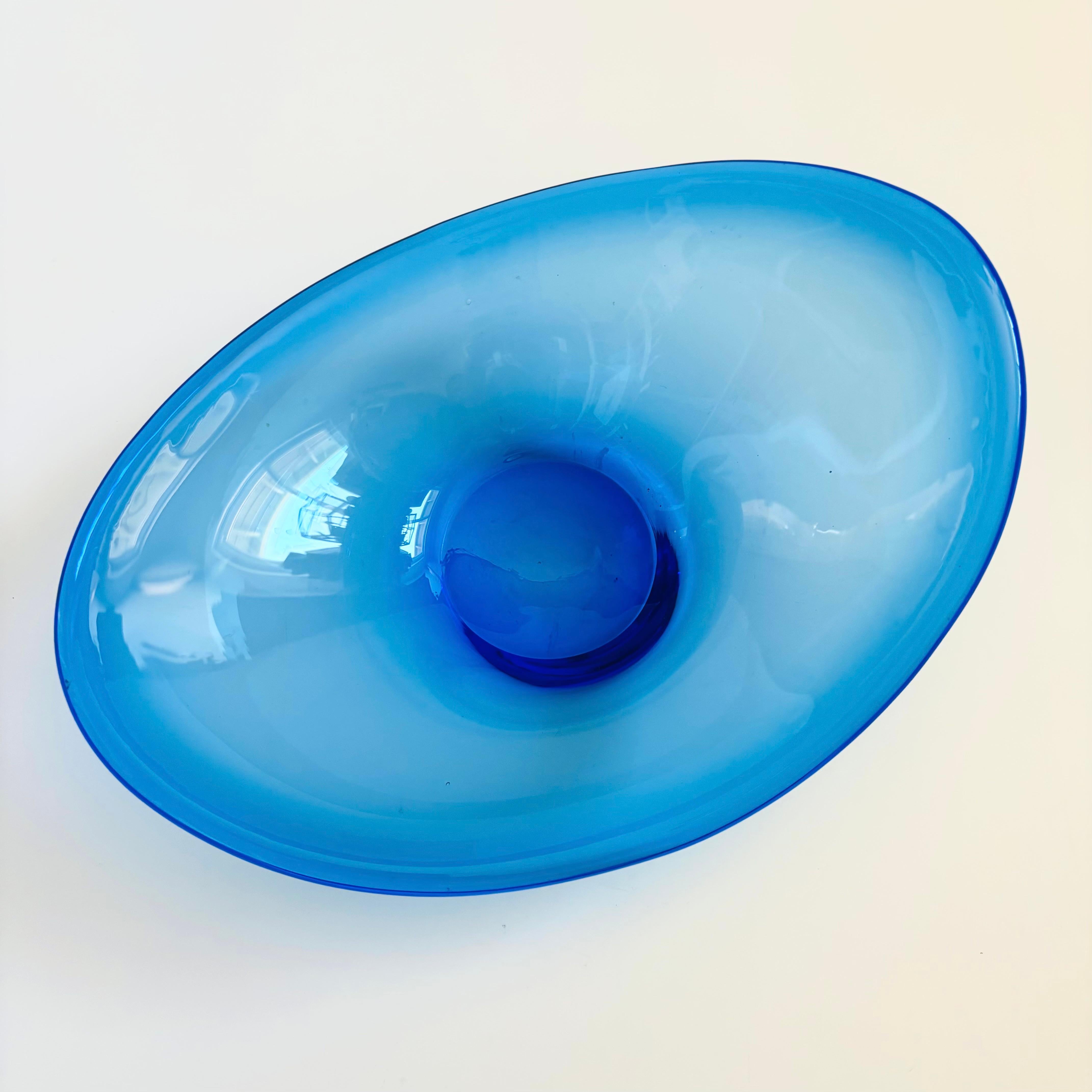 Ciotola danese in vetro artistico blu, disegnata da Per Lütken per Holmegaard In condizioni buone in vendita a Fairfield, CA