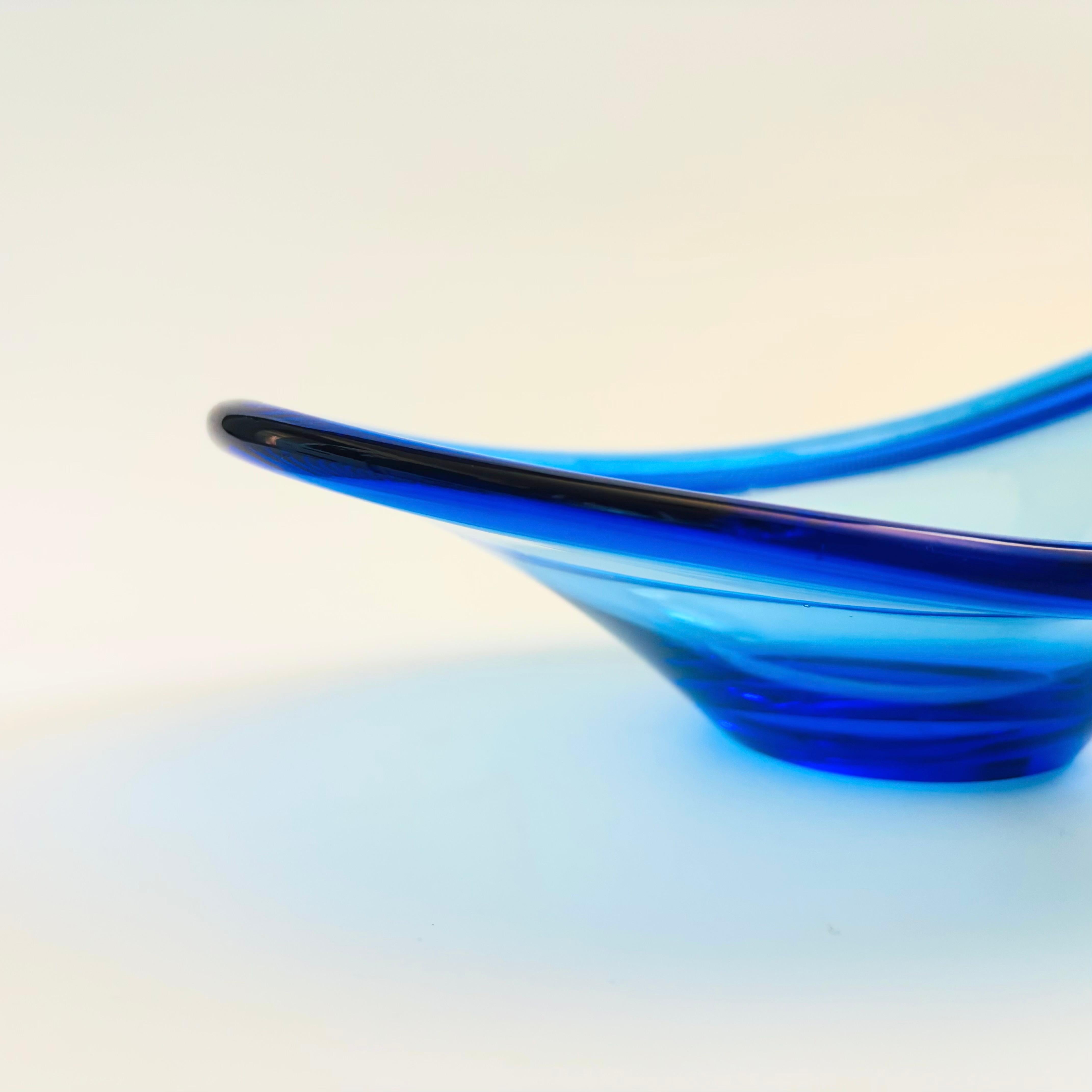 XX secolo Ciotola danese in vetro artistico blu, disegnata da Per Lütken per Holmegaard in vendita