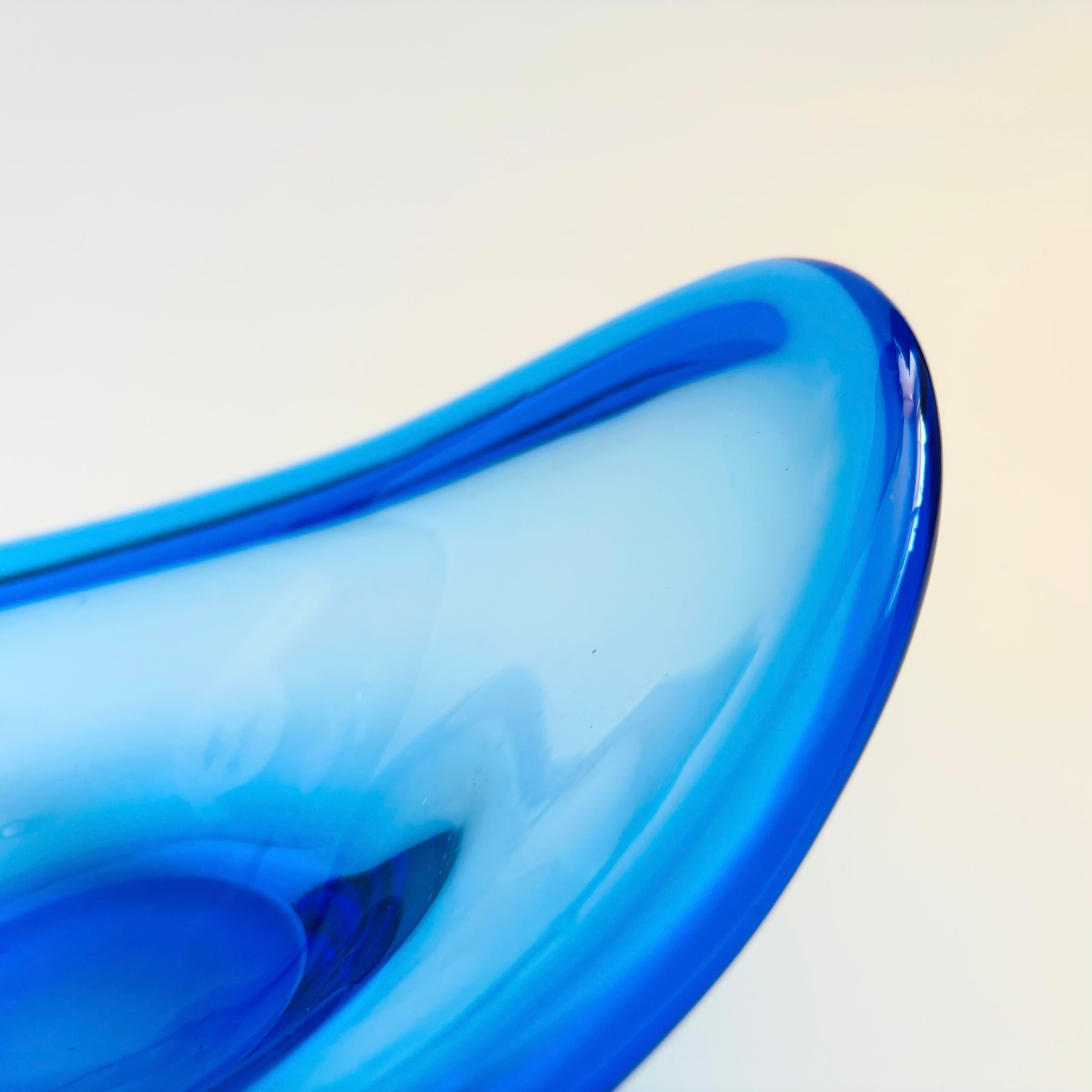 Vetro artistico Ciotola danese in vetro artistico blu, disegnata da Per Lütken per Holmegaard in vendita