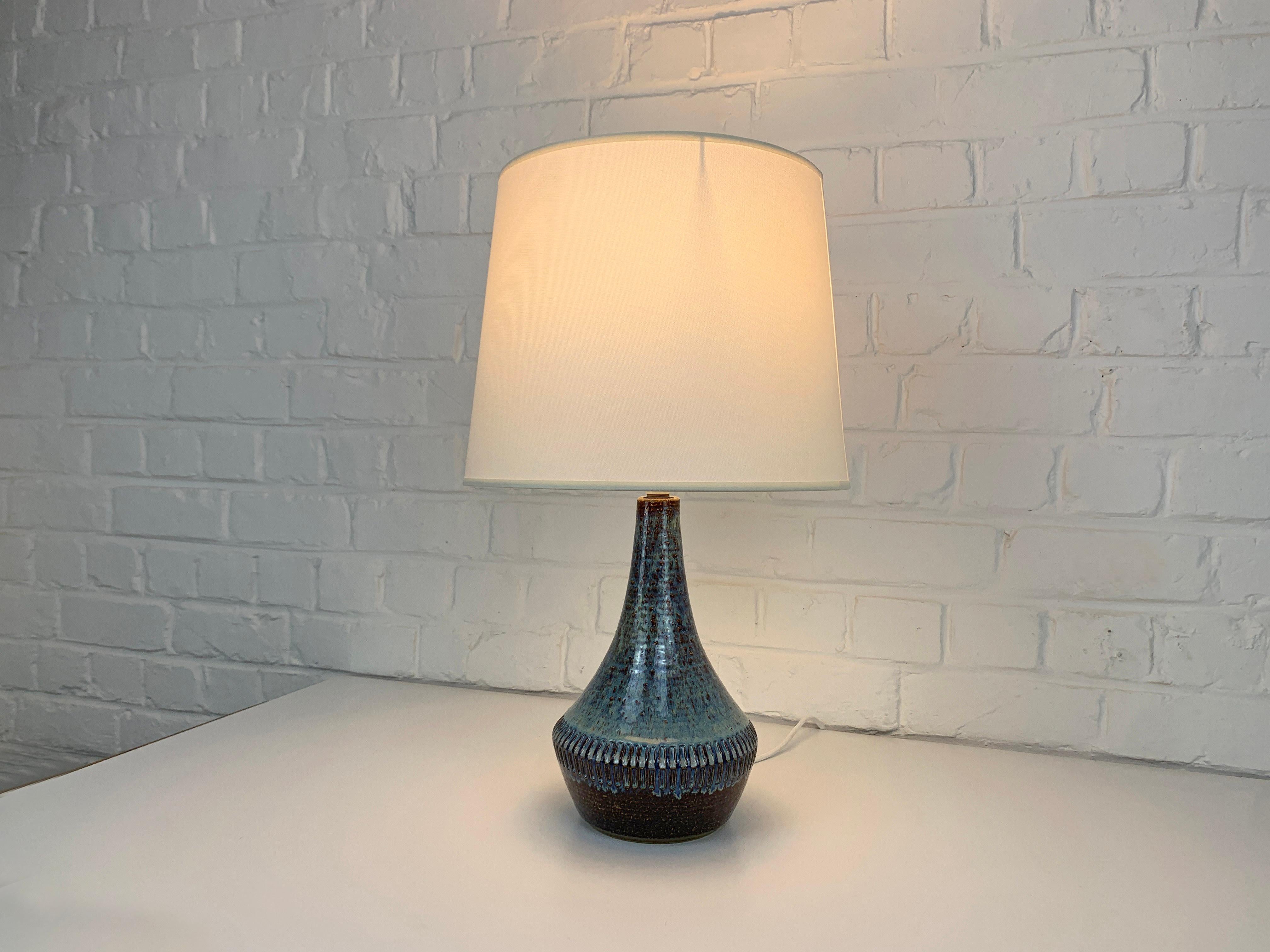 Scandinave moderne Lampe de table danoise en céramique bleue Søholm Stentøj Danemark The Modern Scandinavian en vente