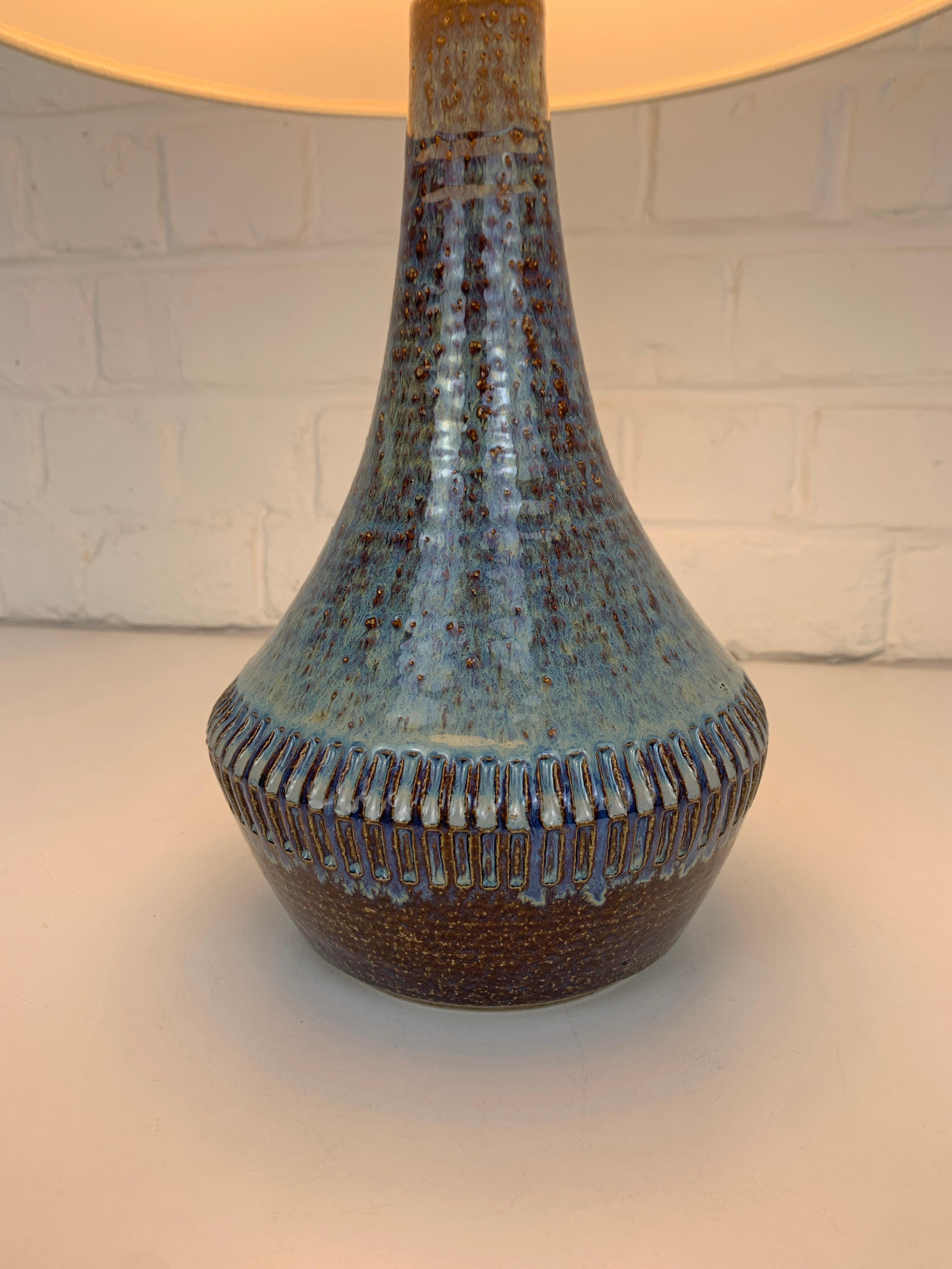 Danois Lampe de table danoise en céramique bleue Søholm Stentøj Danemark The Modern Scandinavian en vente