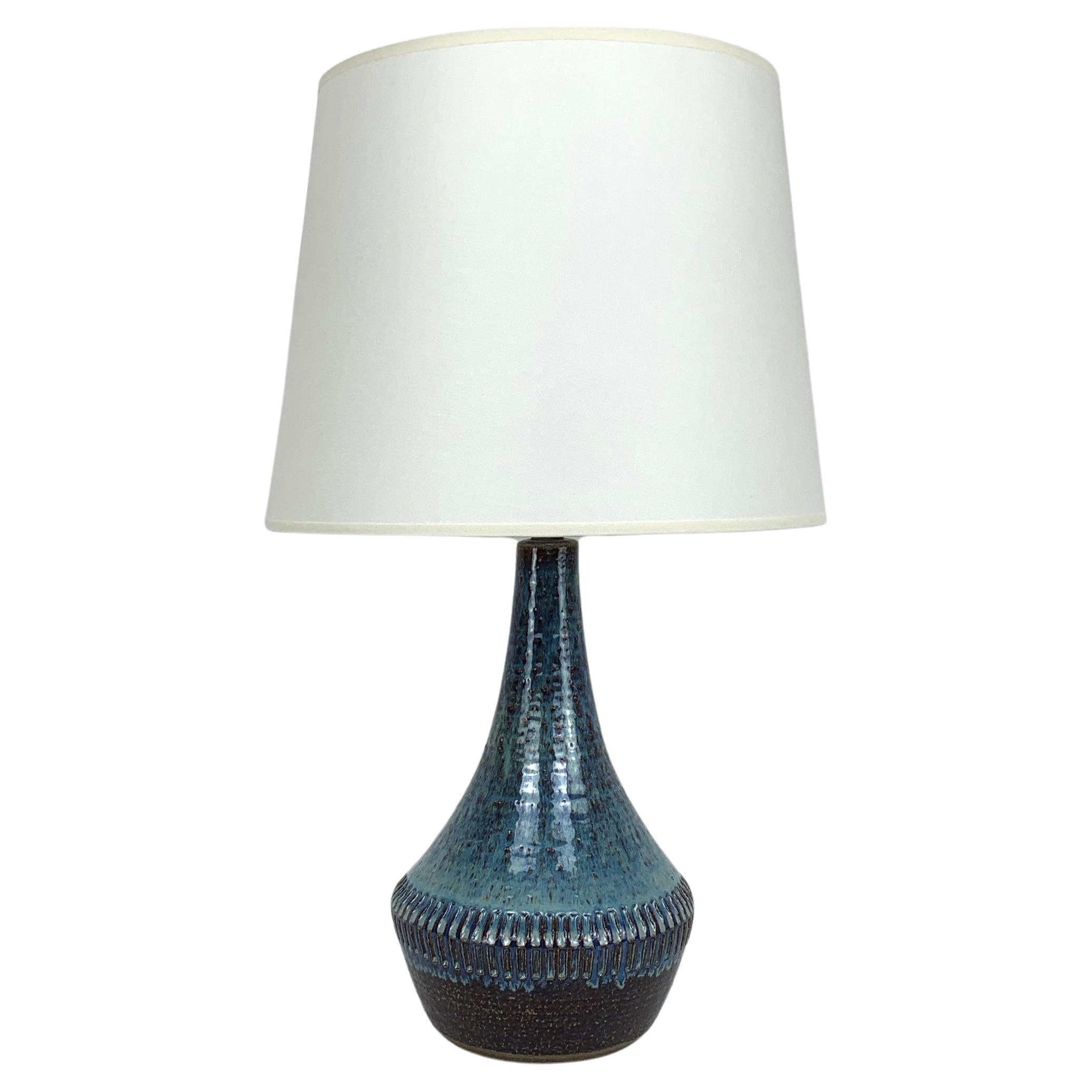 Lampe de table danoise en céramique bleue Søholm Stentøj Danemark The Modern Scandinavian