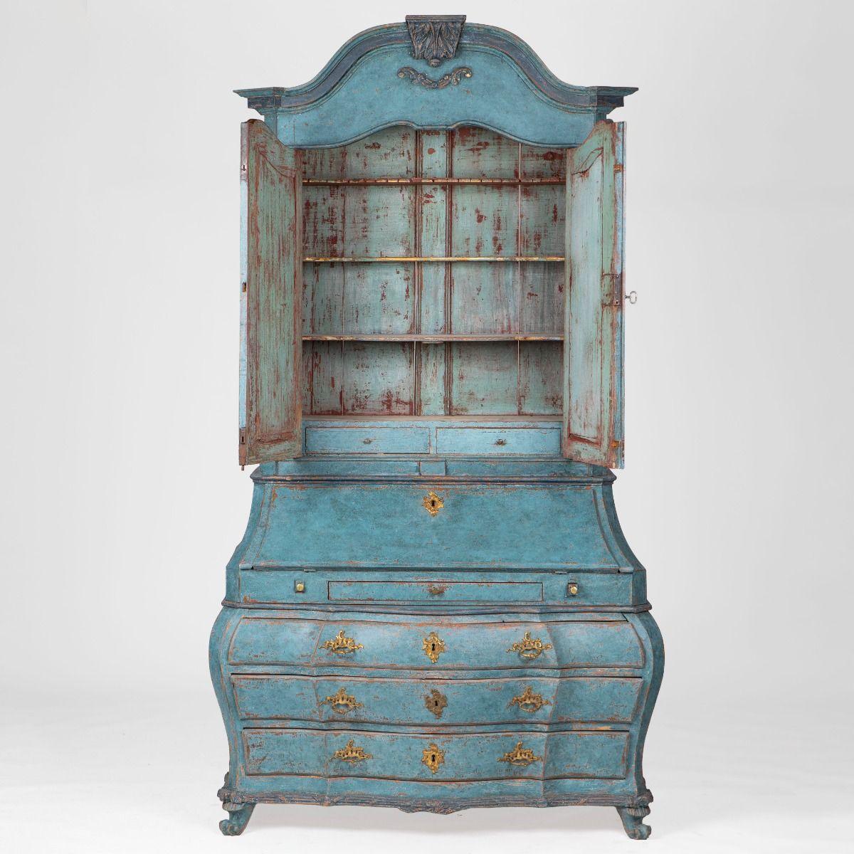 Schöner dänischer Rokoko-Sekretärschreibtisch in der Art des Tischlers Mathias Ortmann (1692-1757).
Das Stück weist eine attraktive, leicht staubige blaue Farbe mit feiner Patina auf und verfügt über vergoldete Bronzebeschläge, die einen