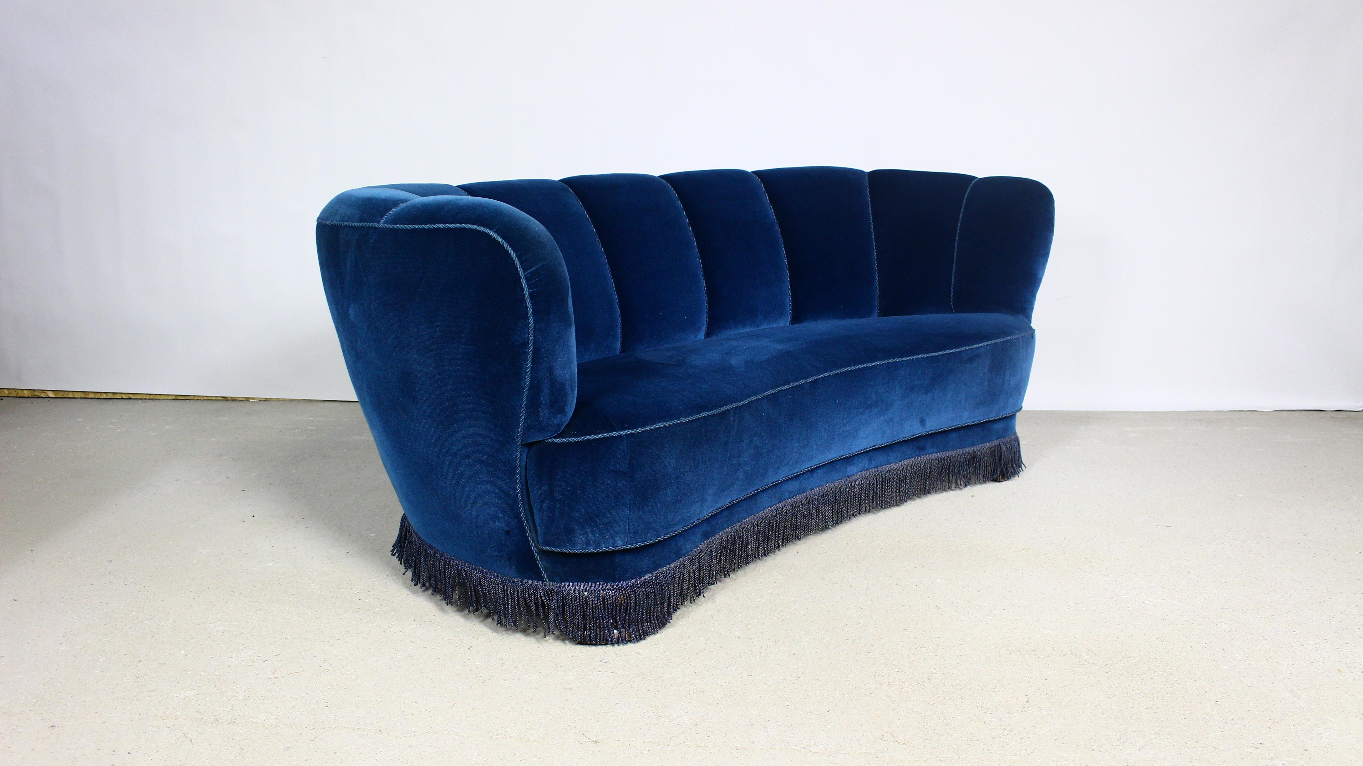 Danish Cabinetmaker Banana Curved Sofa, 1940s.
Banana shaped curved sofa in blue velvet, made in Denmark.
Made in the mid-century modern era.
Very good vintage condition.
Ready for use.