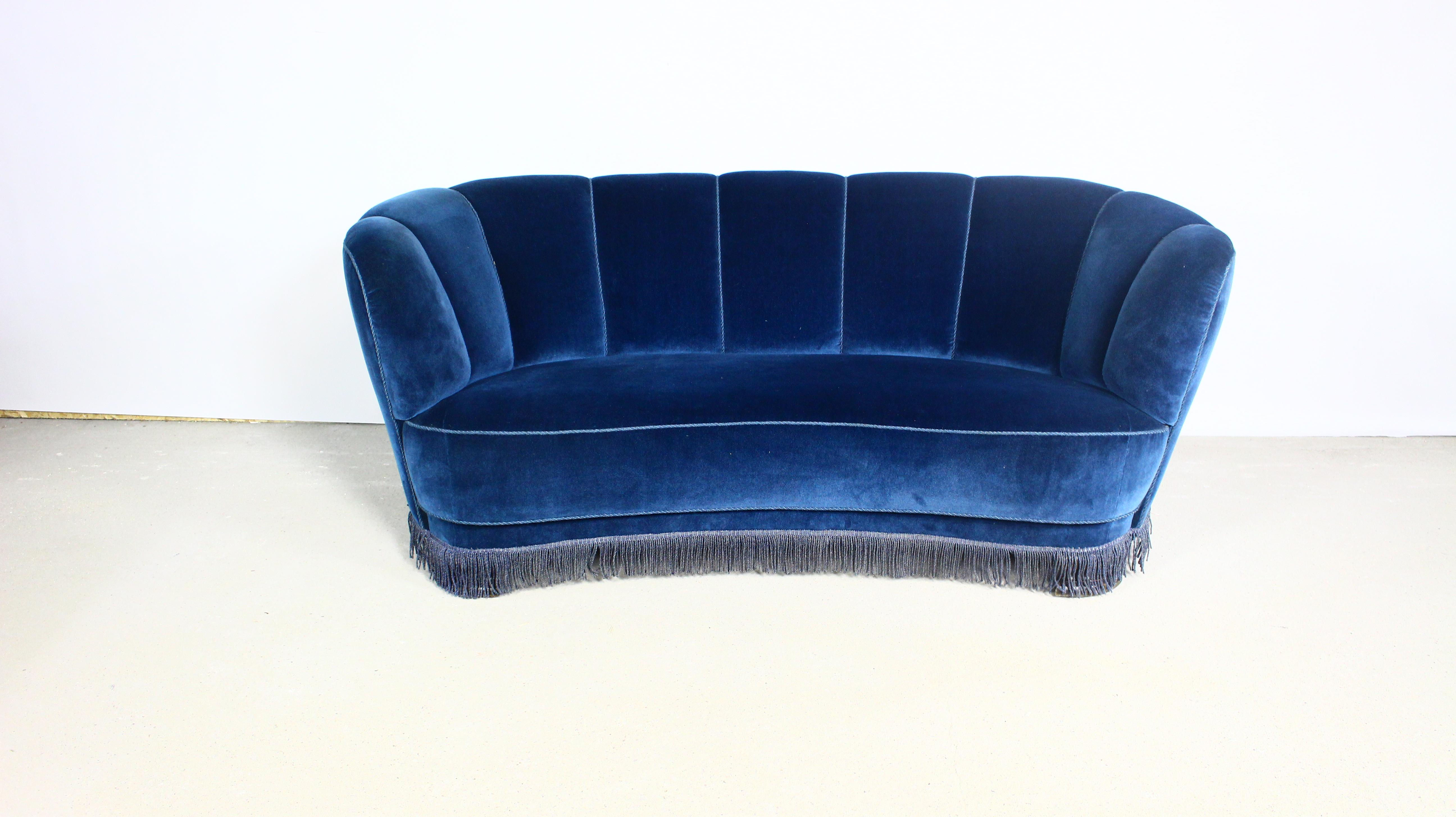Danish Blue Velvet Banana Sofa, 1940s In Good Condition For Sale In ŚWINOUJŚCIE, 32