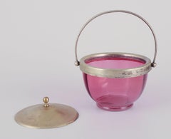 Bomboniera danese in vetro artistico viola con coperchio in metallo argentato.