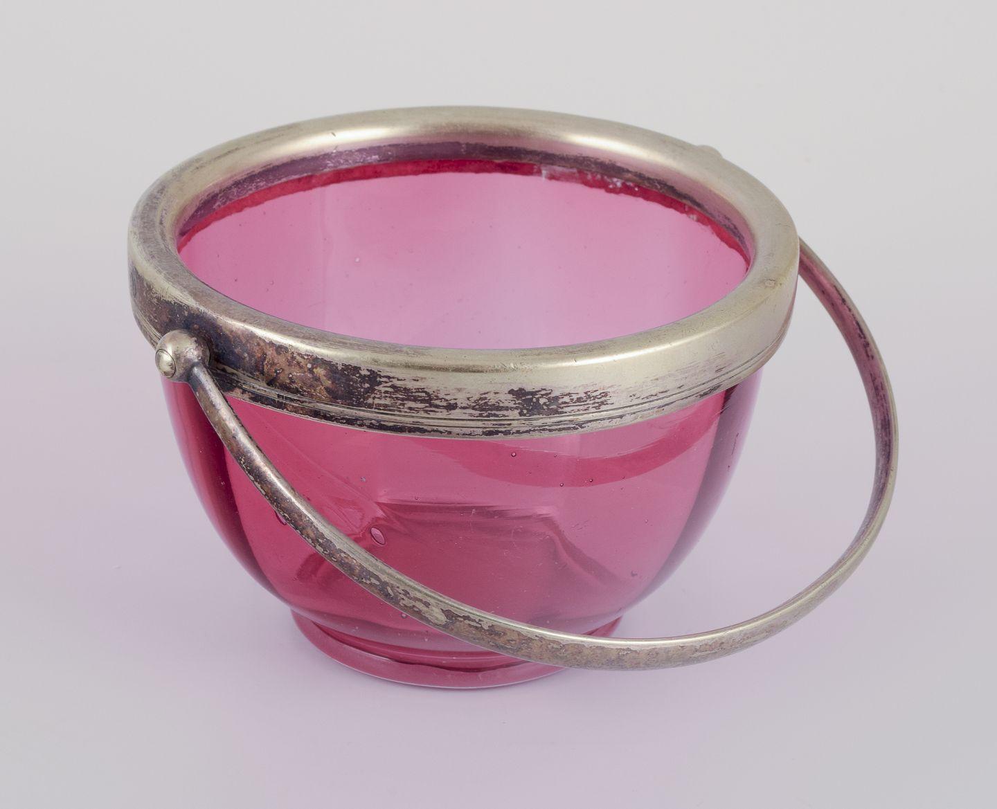 Bombonera danesa de vidrio artístico morado con tapa de metal plateado. Danés en venta