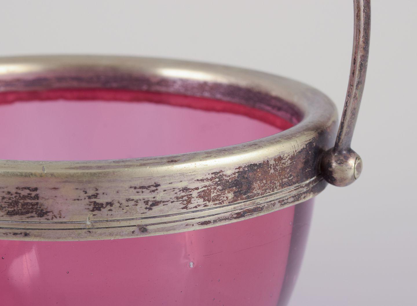 Bombonera danesa de vidrio artístico morado con tapa de metal plateado. en Bueno estado para la venta en Copenhagen, DK