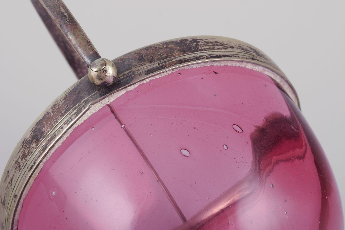 Bombonera danesa de vidrio artístico morado con tapa de metal plateado. principios del siglo XX en venta