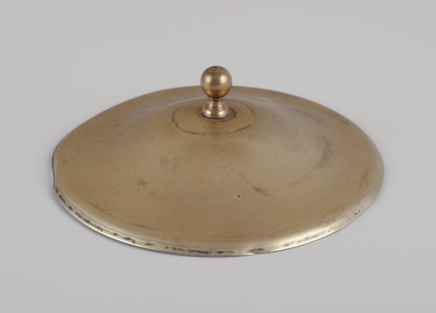 Bombonera danesa de vidrio artístico morado con tapa de metal plateado. Metal en venta