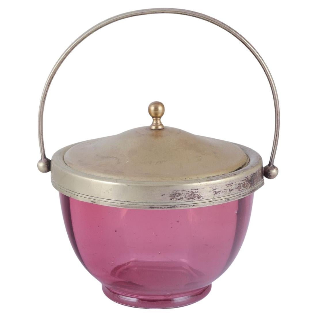 Bombonera danesa de vidrio artístico morado con tapa de metal plateado. en venta