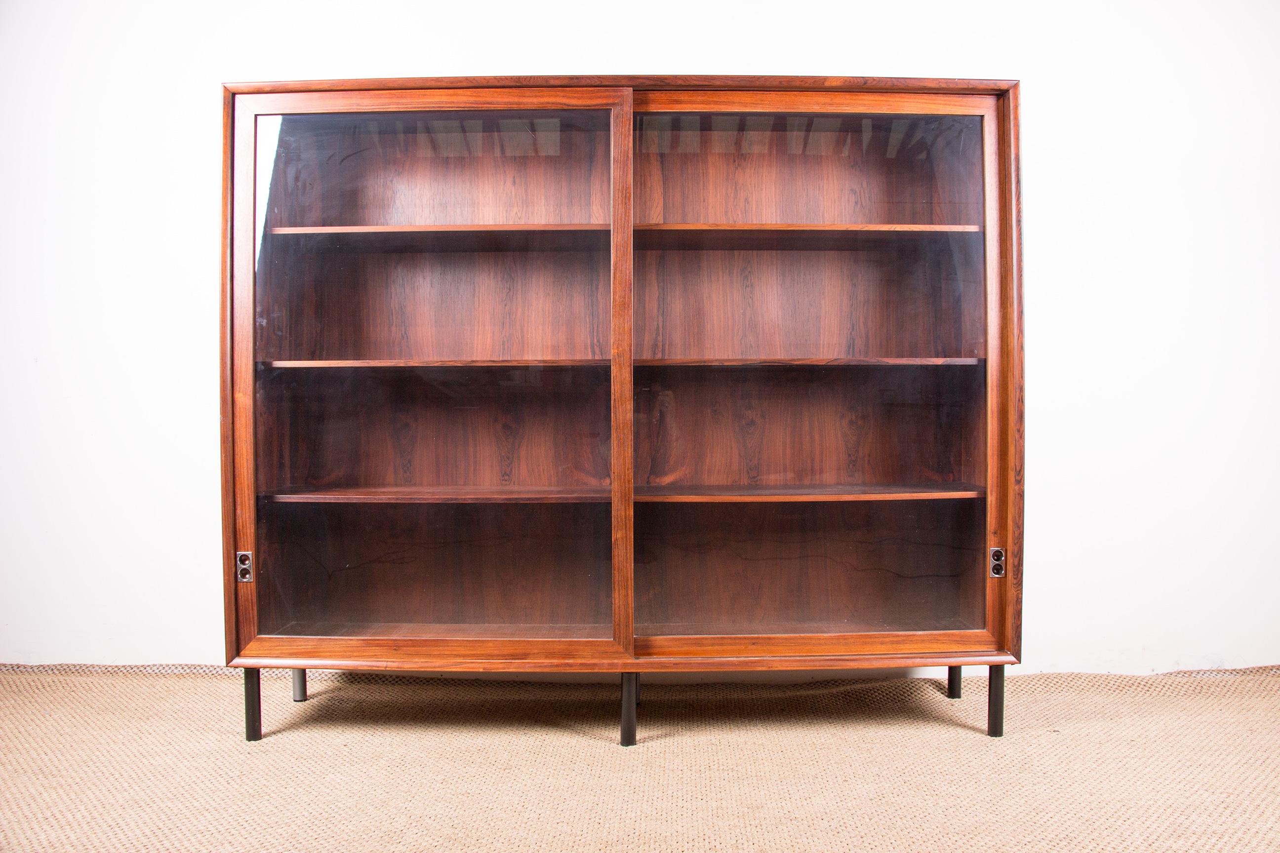 Superb Scandinavian bookcase with 2 large sliding doors that open onto two niches each with 3 shelves. Very high-end manufacturing, sober and elegant furniture. Remarkable build quality.