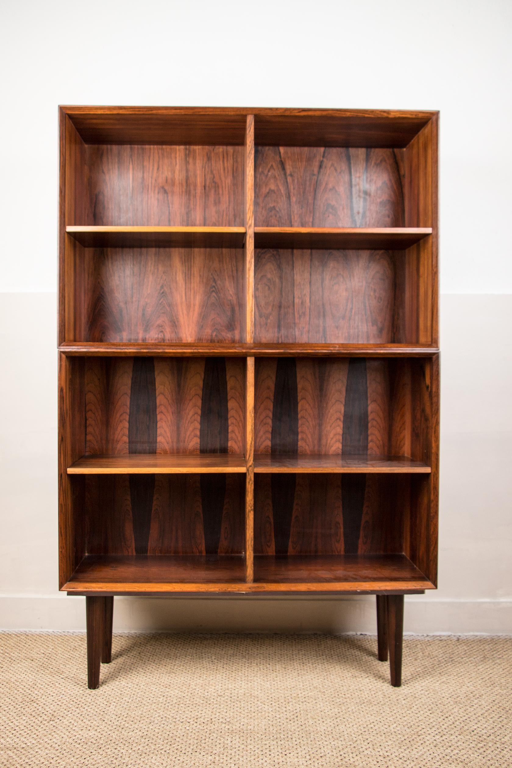 Pretty bookcase unit made up of two stacked boxes with 2 x 4 inches and height-adjustable shelves that rest on a base that unscrews. Splendid design, sober and very refined.