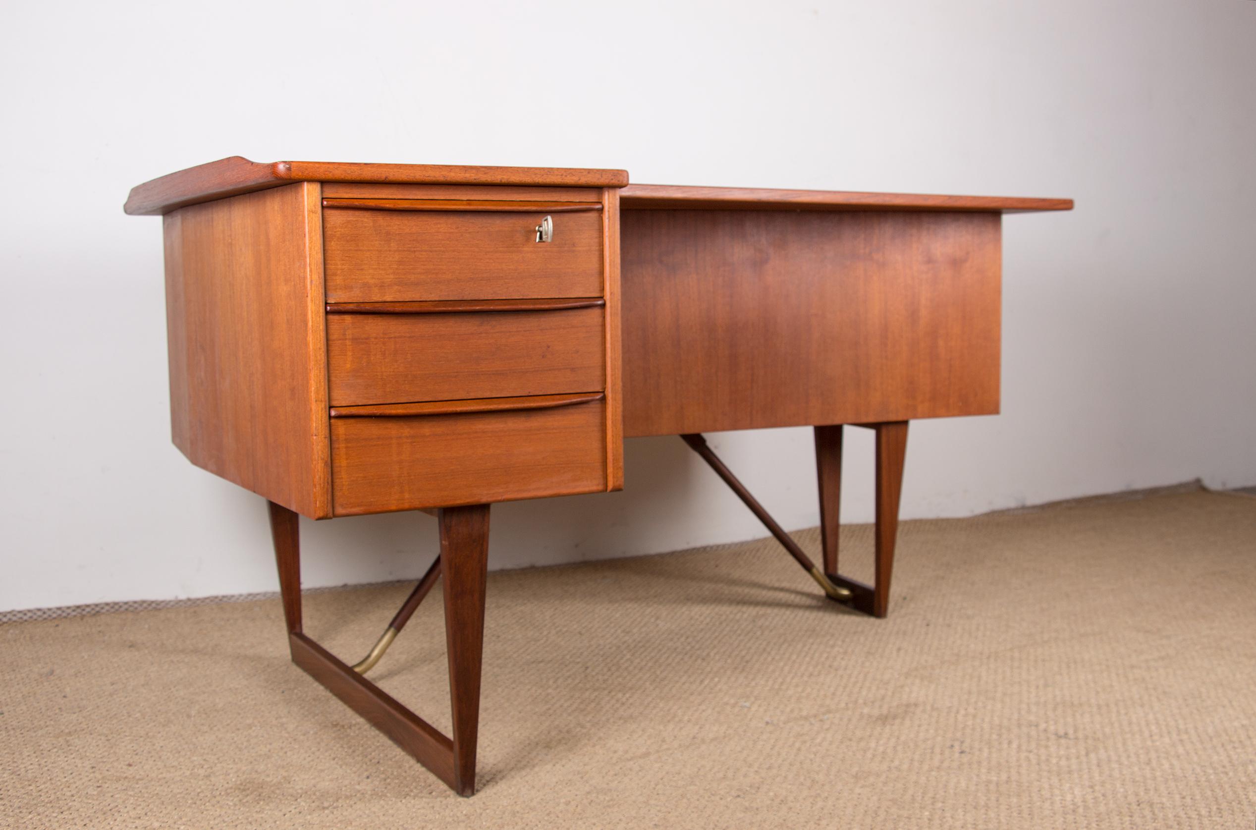 Superb large Scandinavian desk. 3 drawers on the front side (key provided) and on the back side a large open box and a box that locks with a key and opens onto a small shelf and an engraved glass bottom. The bevelled base ends with brass end caps.