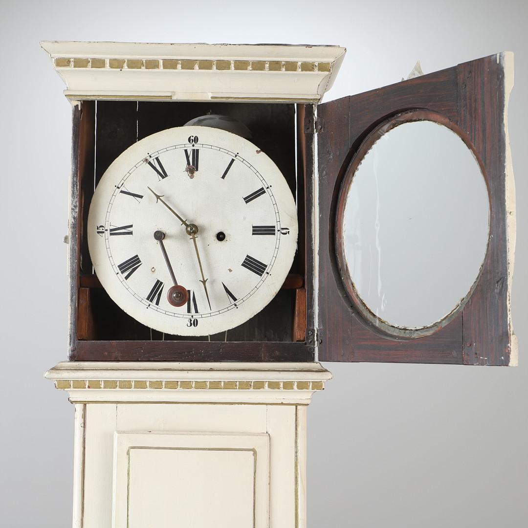 
This very early 1800s Danish Bornholm Grandfather clock was peobably made around 1800-1820. 

It has beautiful detail and the paint is generally good as you can see with the gold detailing turning bronze with age.

It has the usual amount of