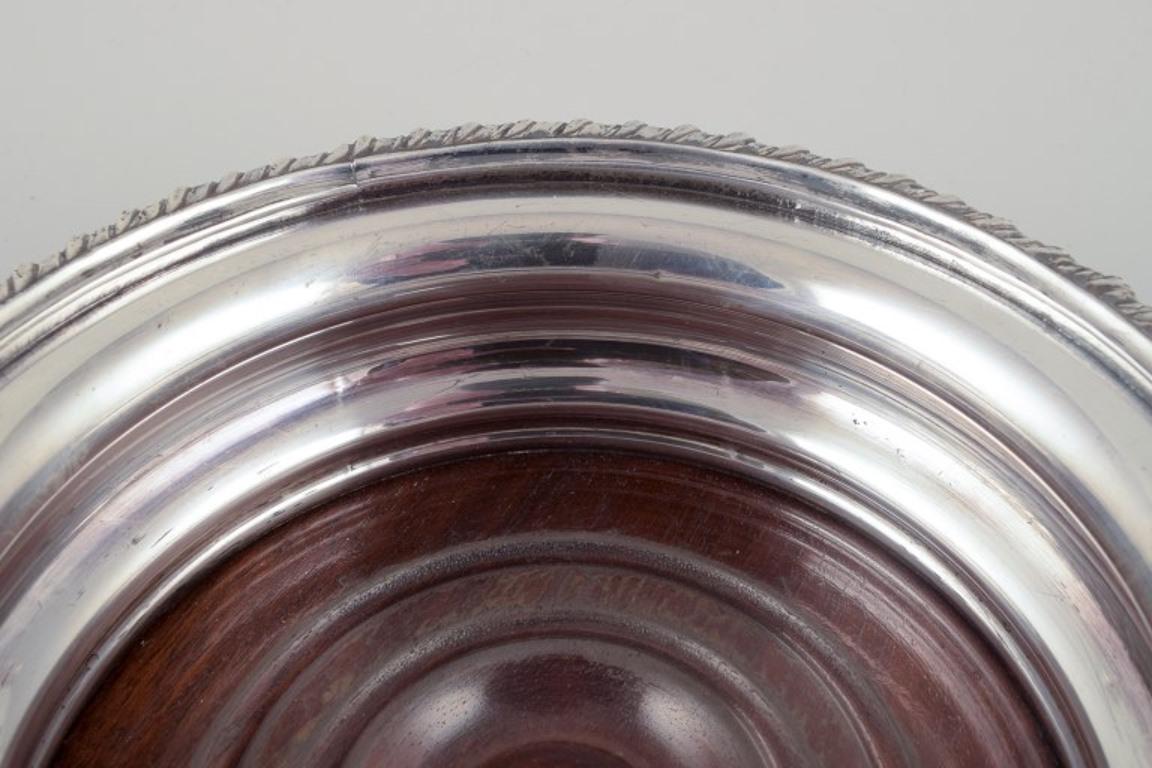 Dänischer Flaschendeckel aus versilbertem Silber und Holz. Hochwertig und schwer.  (Mitte des 20. Jahrhunderts) im Angebot