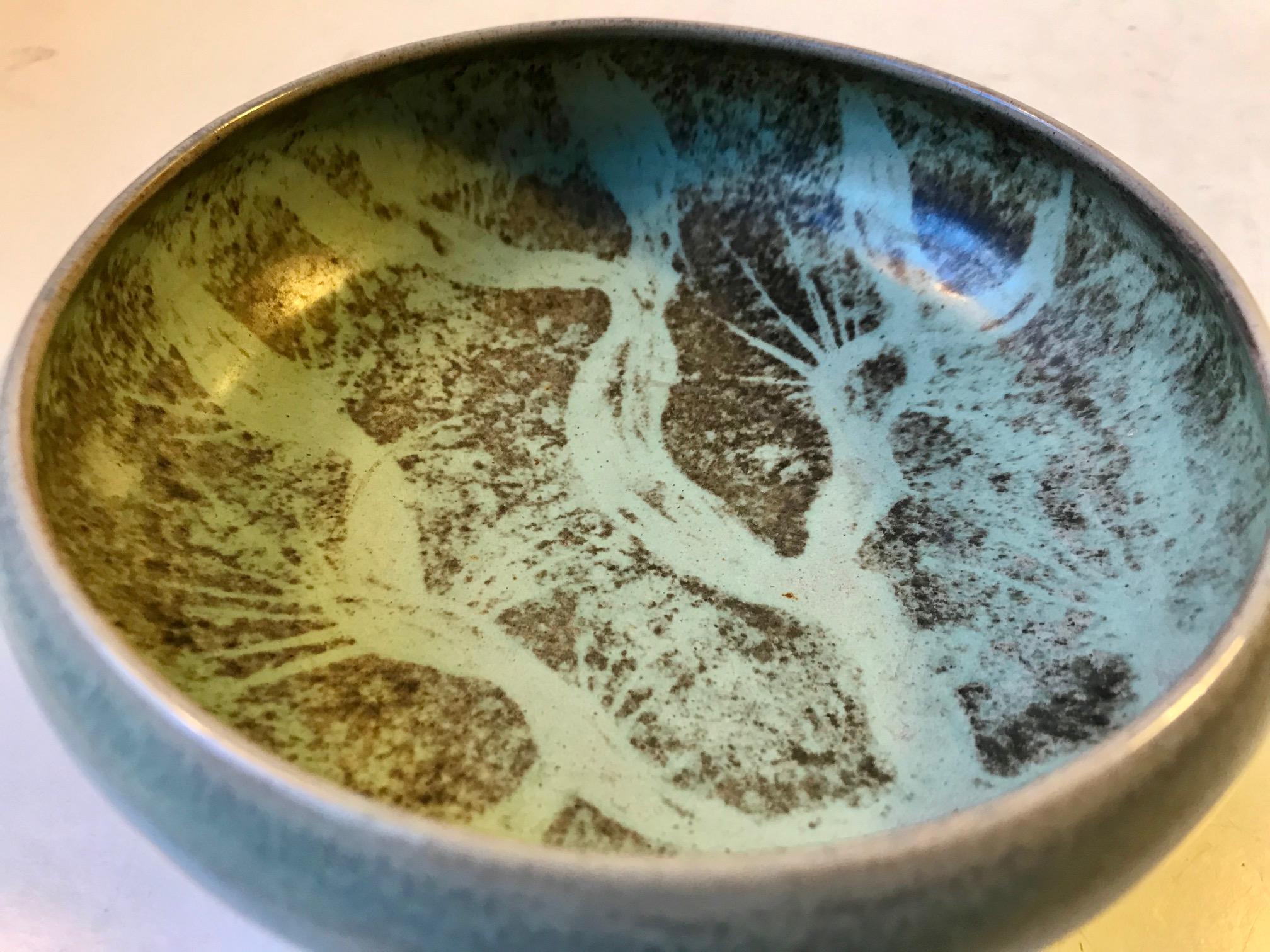 Piatto in ceramica con piede ispirato a Friberg, Nylund e Stalhane con smalti cristallini polverosi che creano un motivo centrale astratto. Disegnata dal ceramista danese Einar Johansen e creata nel suo laboratorio personale negli anni '60, prima