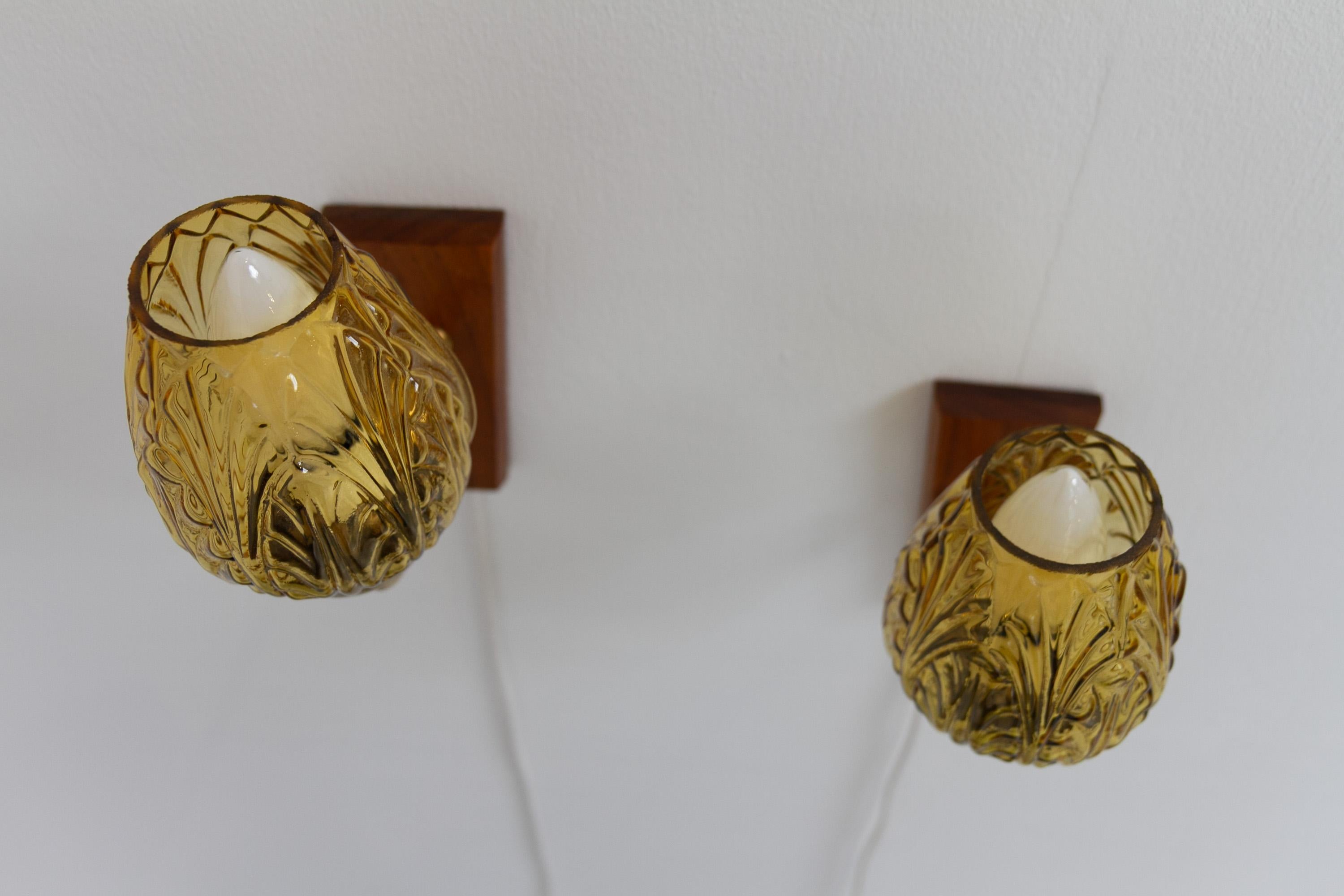 Appliques murales danoises en laiton et verre ambré par Laoni, années 1960. Ensemble de 2. en vente 3