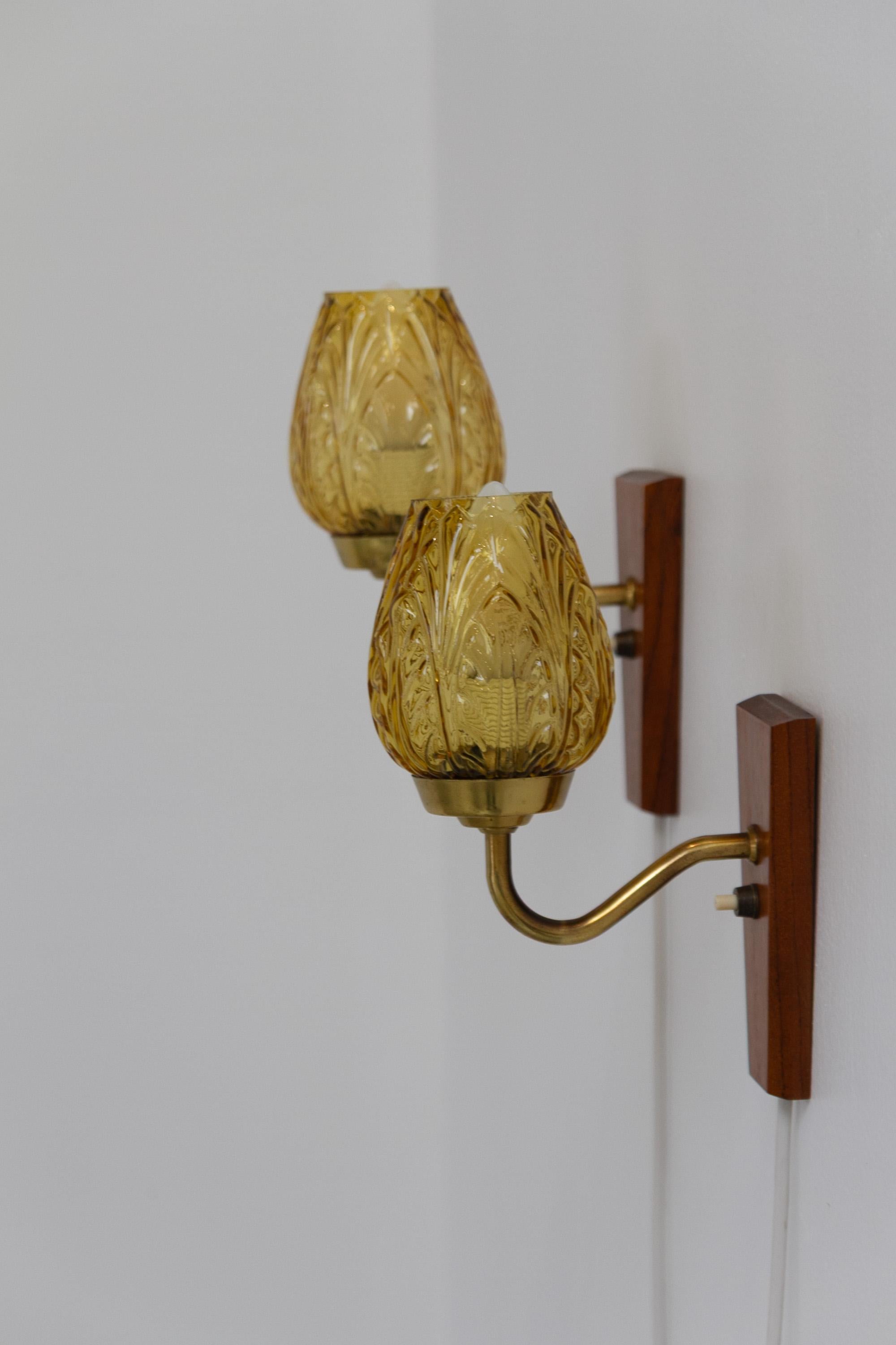Appliques murales danoises en laiton et verre ambré par Laoni, années 1960. Ensemble de 2. en vente 9