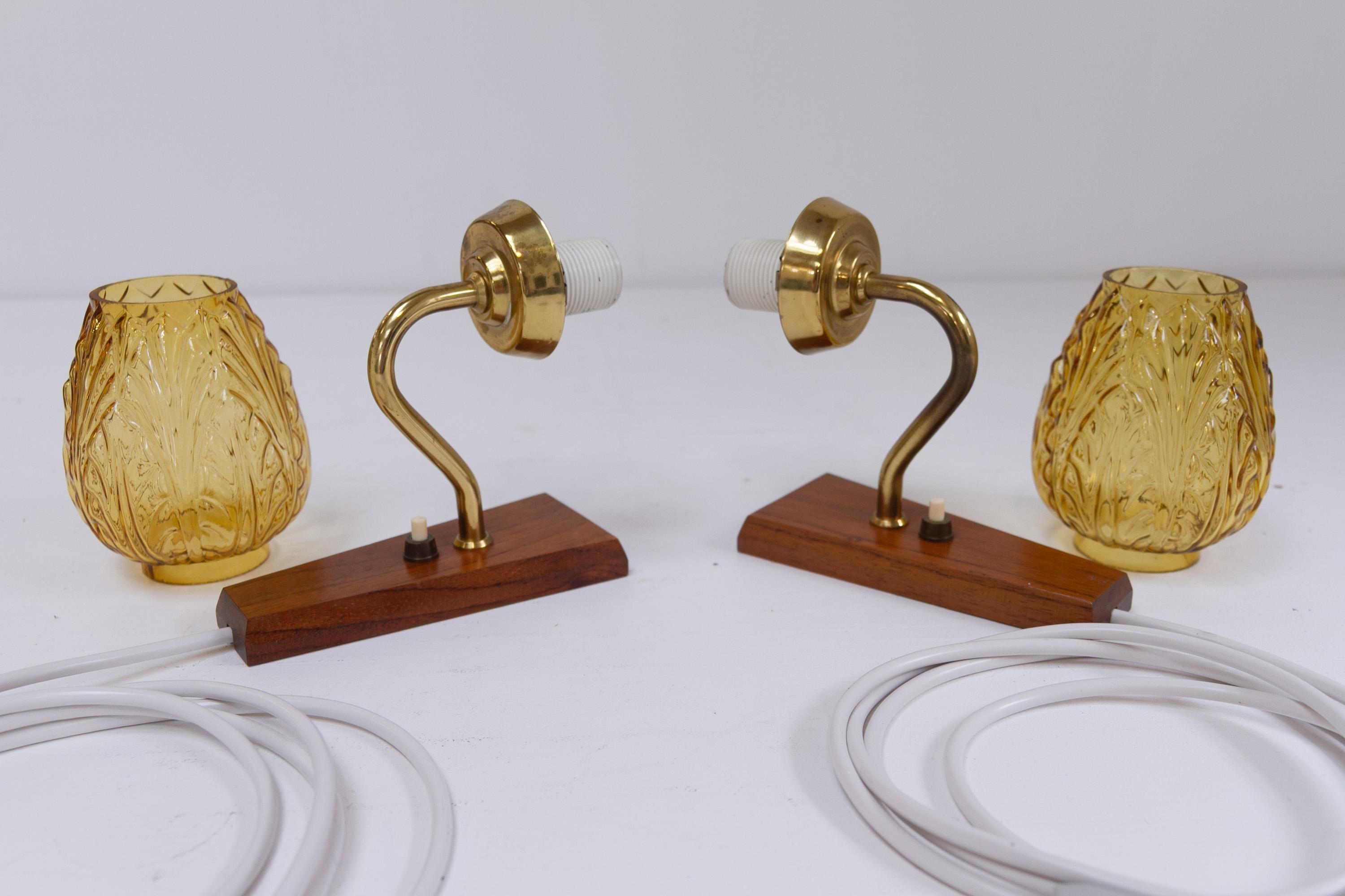 Appliques murales danoises en laiton et verre ambré par Laoni, années 1960. Ensemble de 2. en vente 11