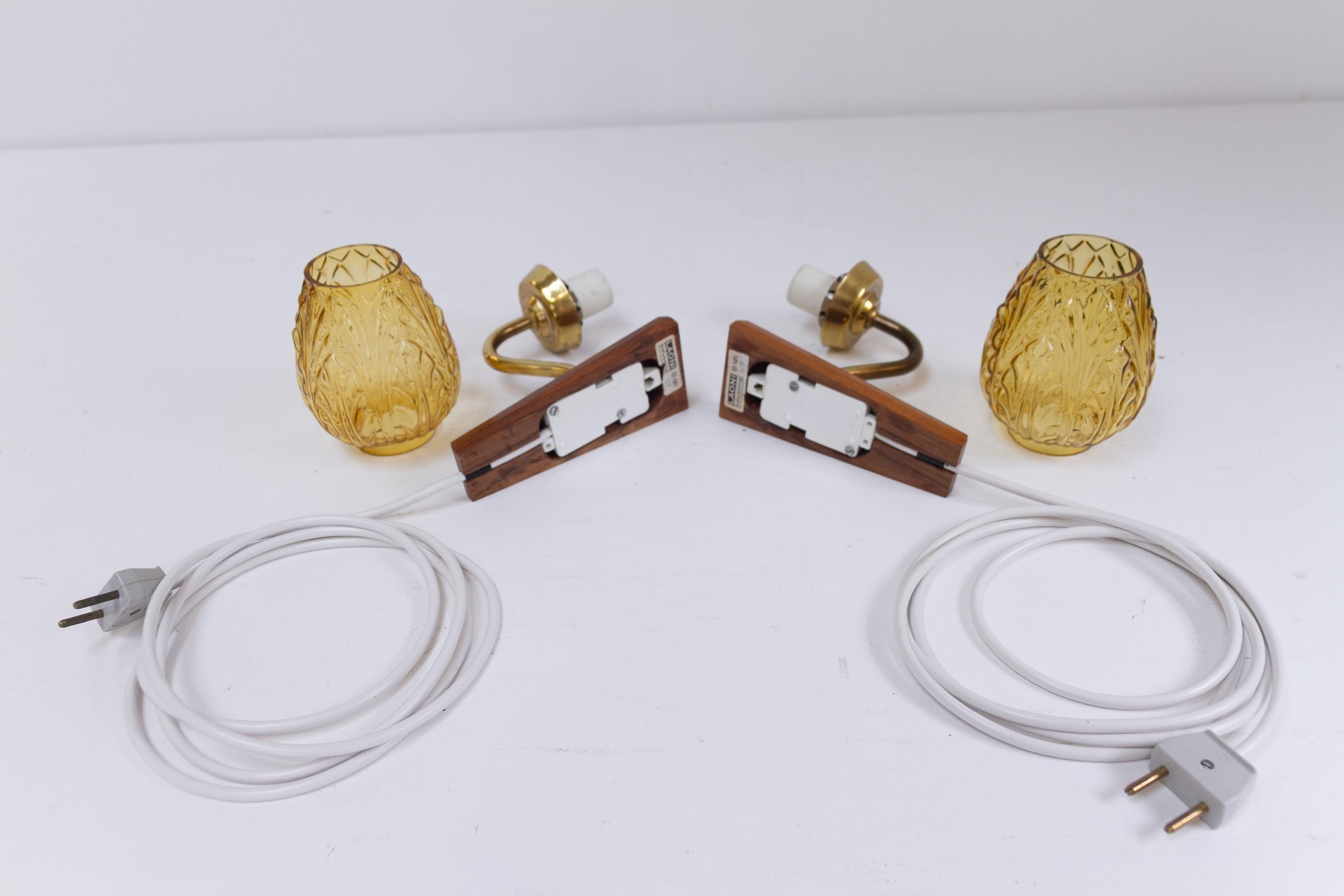Appliques murales danoises en laiton et verre ambré par Laoni, années 1960. Ensemble de 2. en vente 12