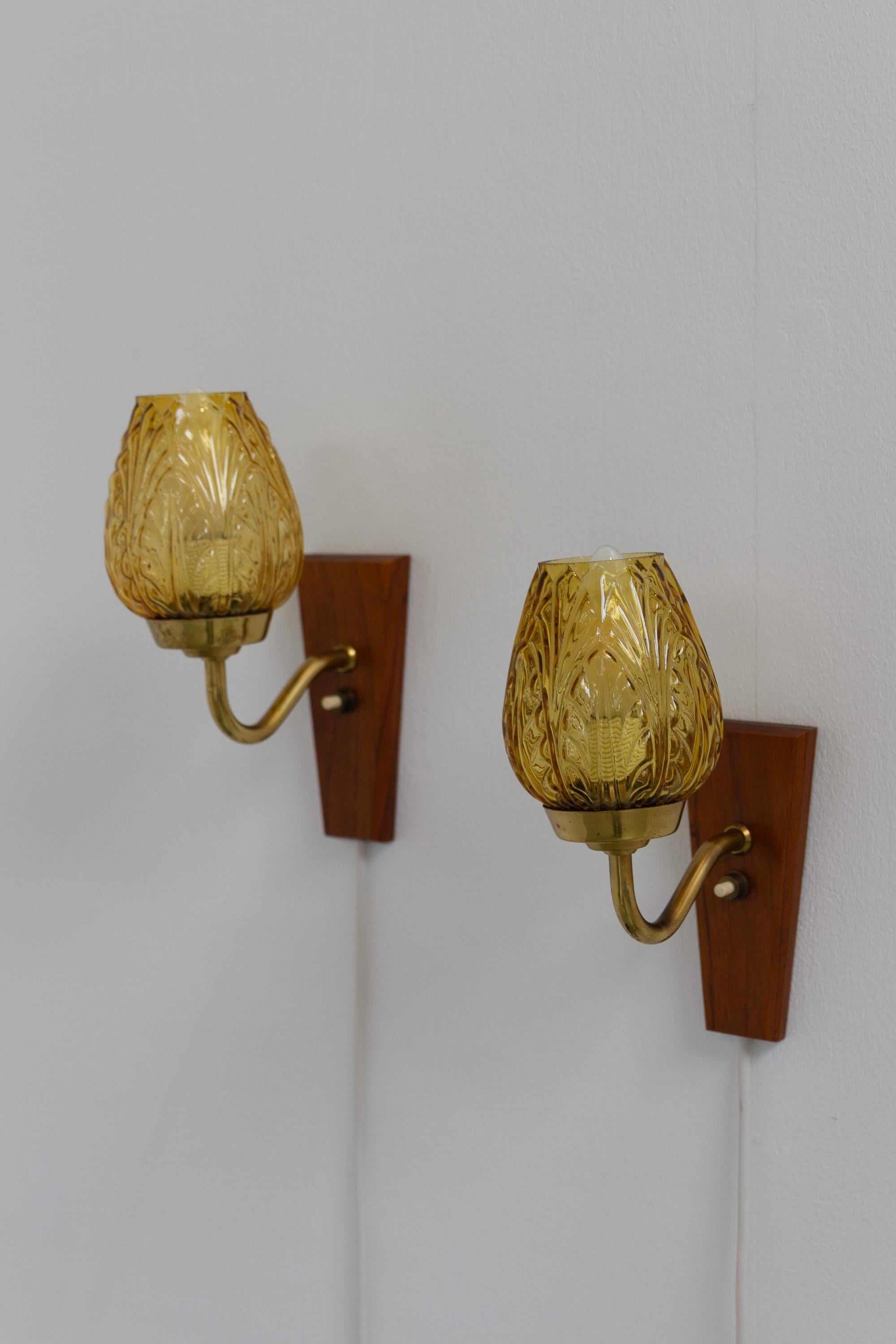 Mid-Century Modern Appliques murales danoises en laiton et verre ambré par Laoni, années 1960. Ensemble de 2. en vente