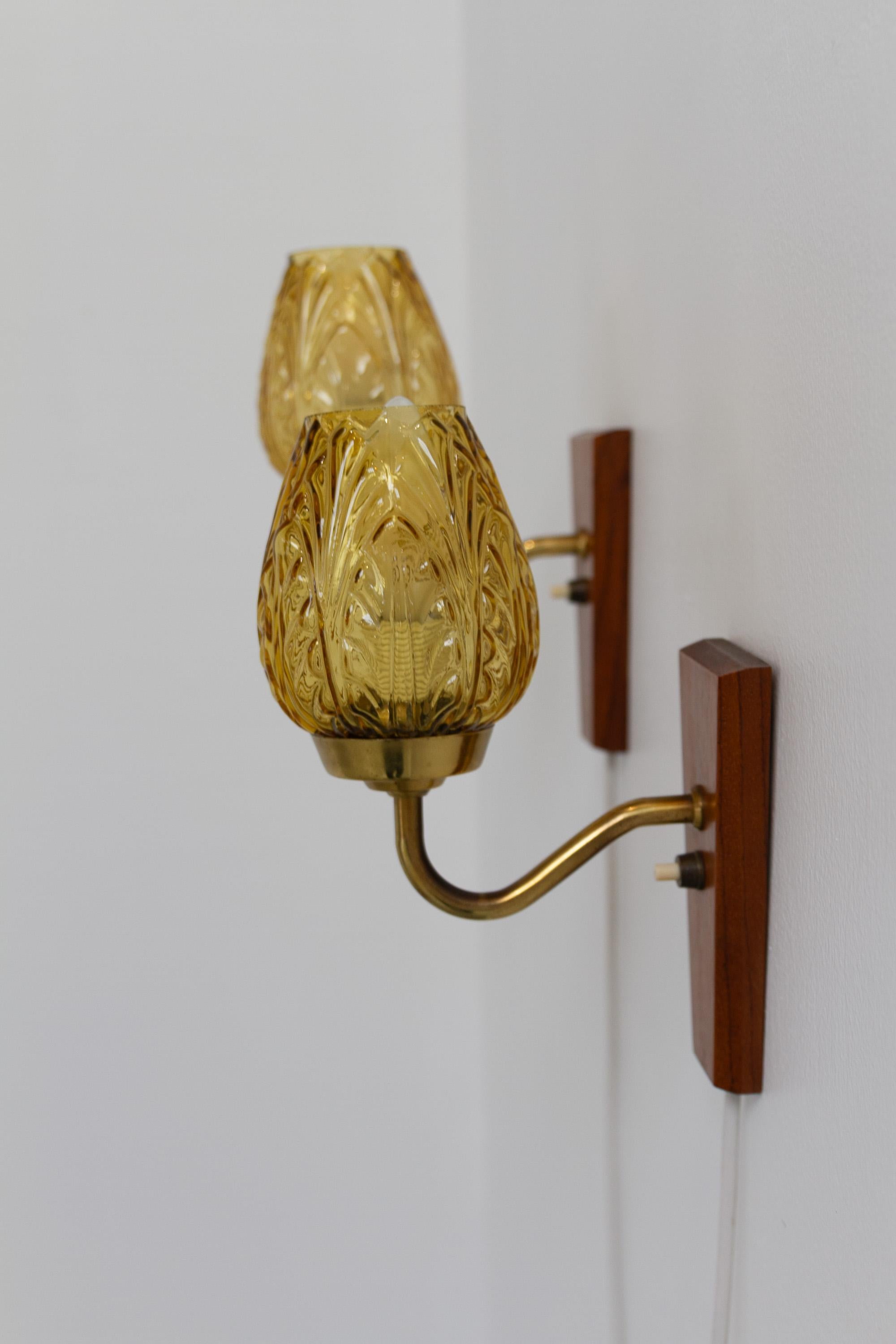 Laiton Appliques murales danoises en laiton et verre ambré par Laoni, années 1960. Ensemble de 2. en vente