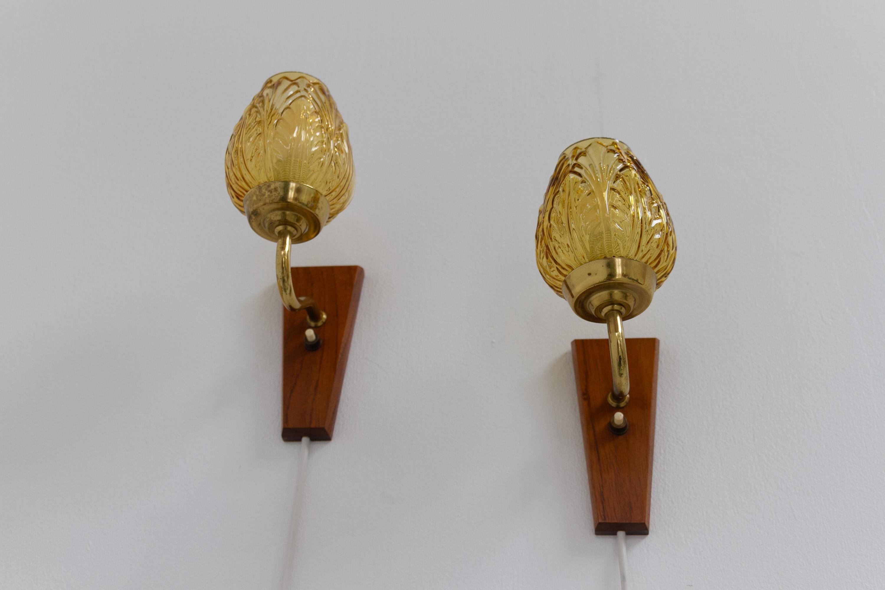 Appliques murales danoises en laiton et verre ambré par Laoni, années 1960. Ensemble de 2. en vente 2