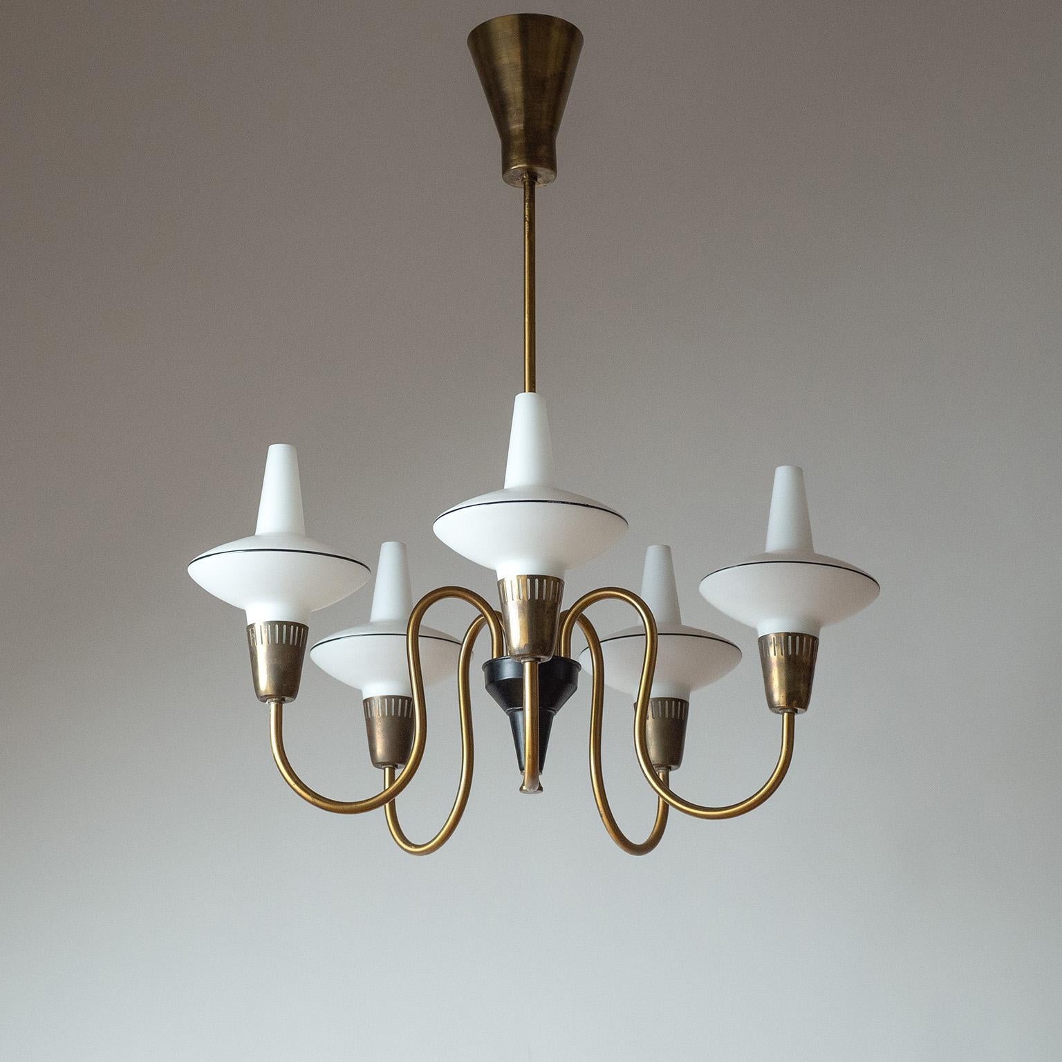 Lampadario danese in ottone e vetro degli anni 1950-1960. Cinque bracci in ottone curvato con insoliti diffusori in vetro satinato. Buone condizioni originali con una discreta patina sui coperchi delle prese e sul baldacchino in ottone. Cinque prese