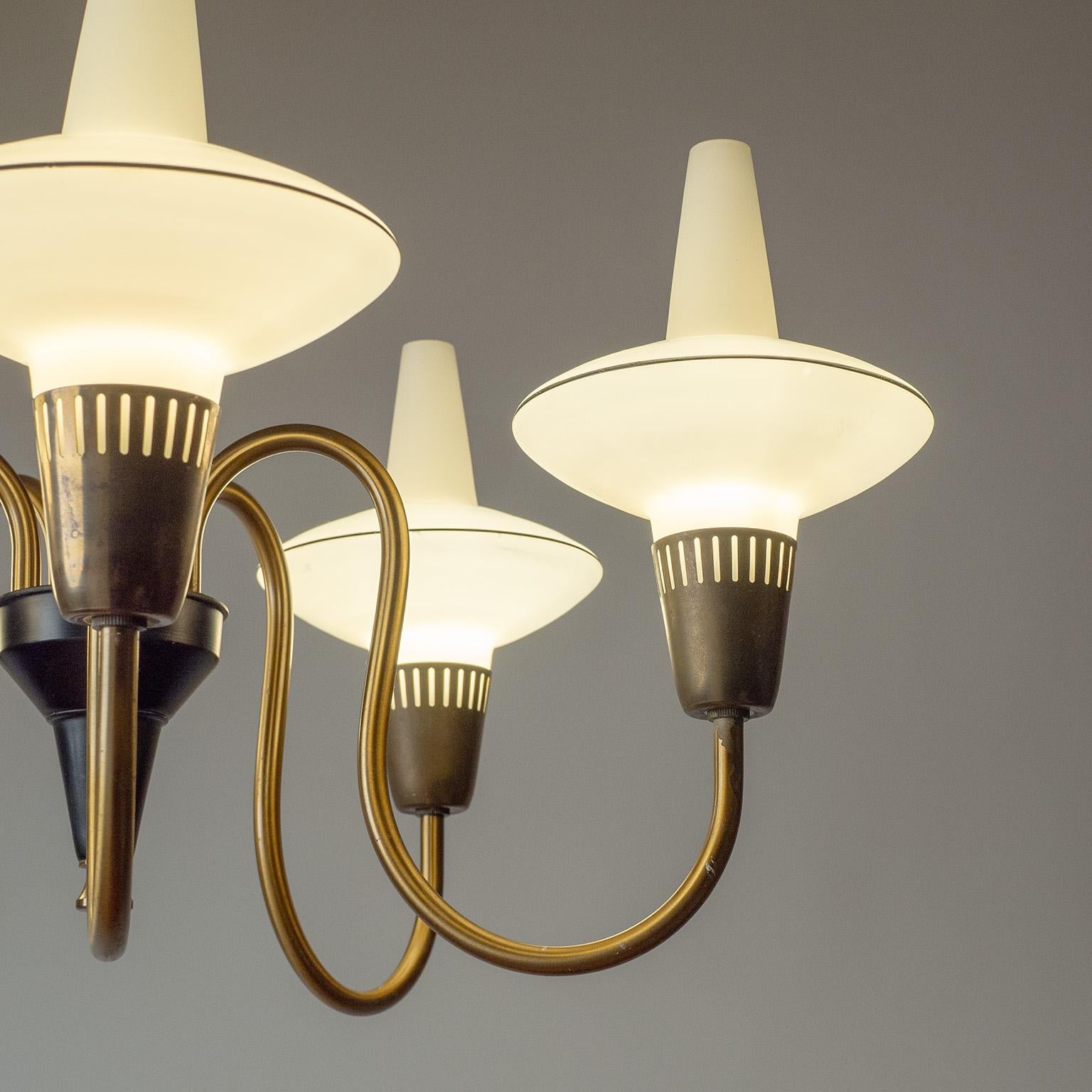 Mid-Century moderno Lampadario danese in ottone e vetro, circa 1960 in vendita