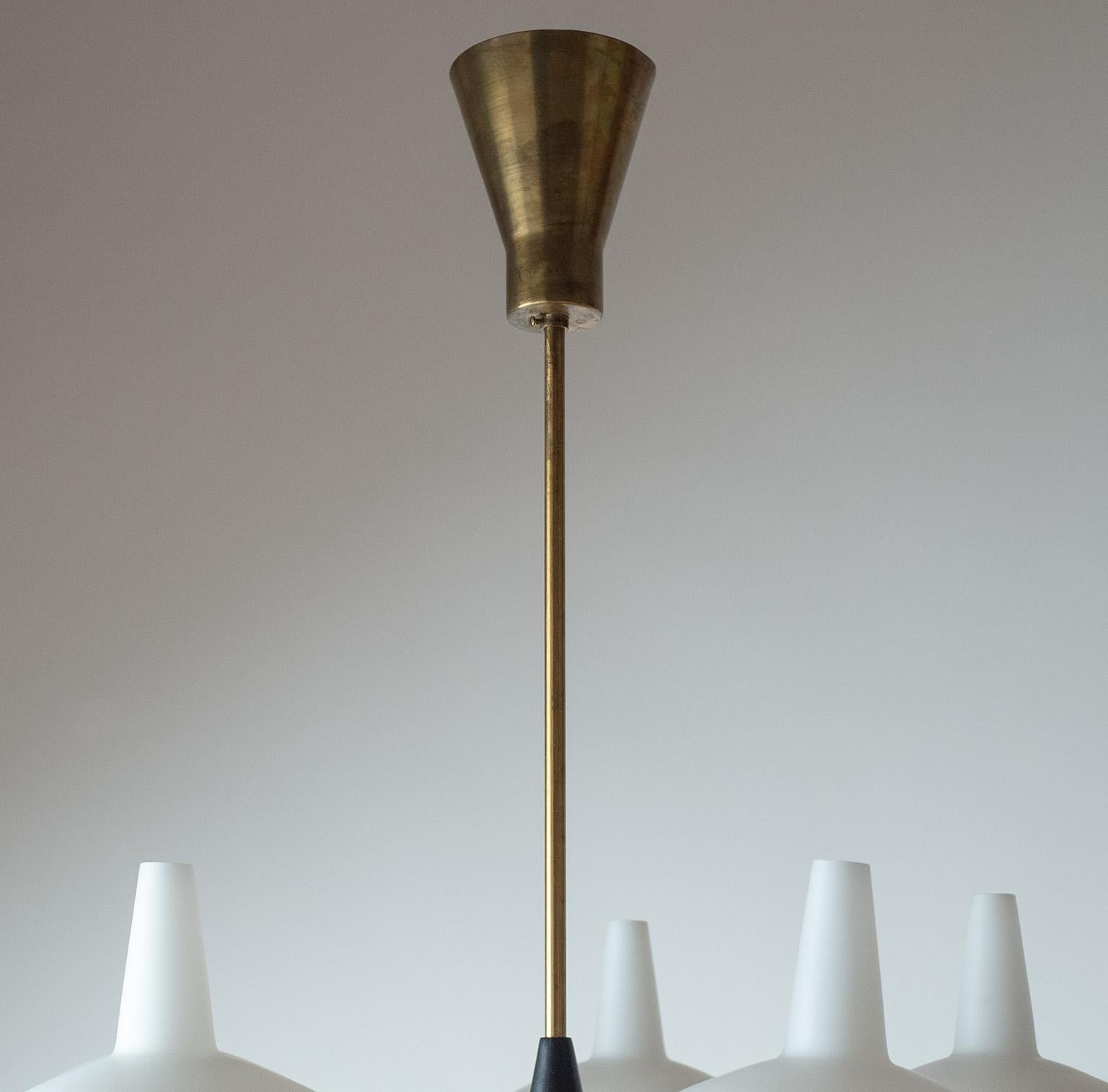 Metà XX secolo Lampadario danese in ottone e vetro, circa 1960 in vendita