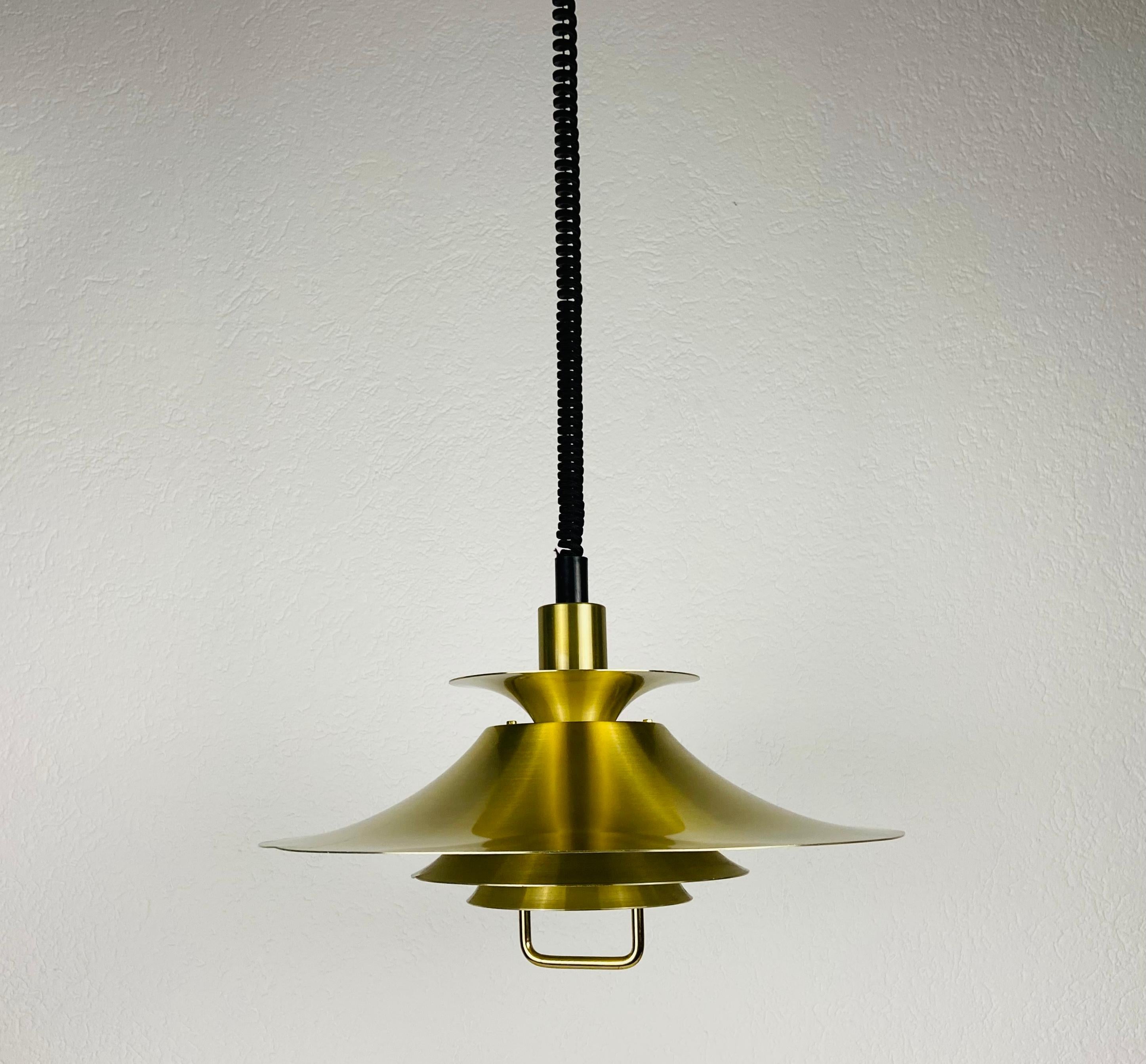 Lampe à suspension danoise en laiton et métal, années 1960 en vente 3