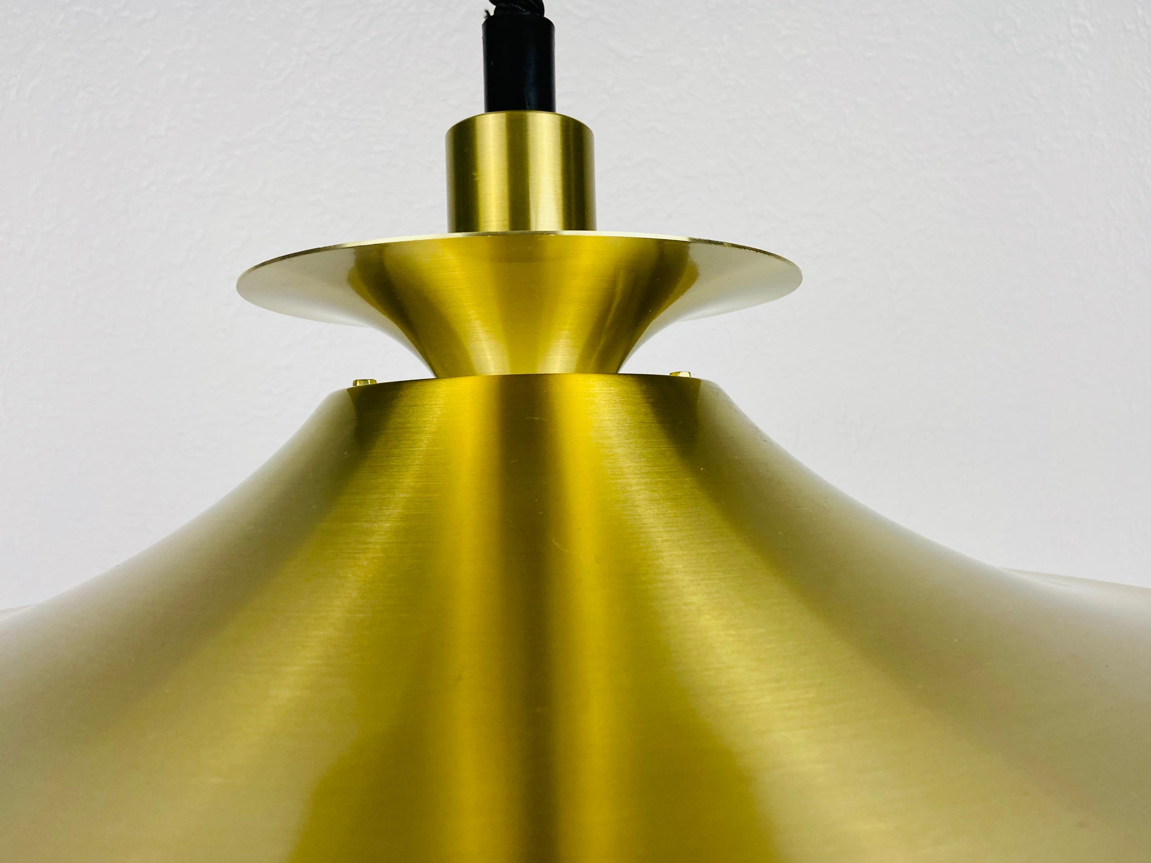 Lampada a sospensione danese in ottone e metallo, anni '60 in vendita 4