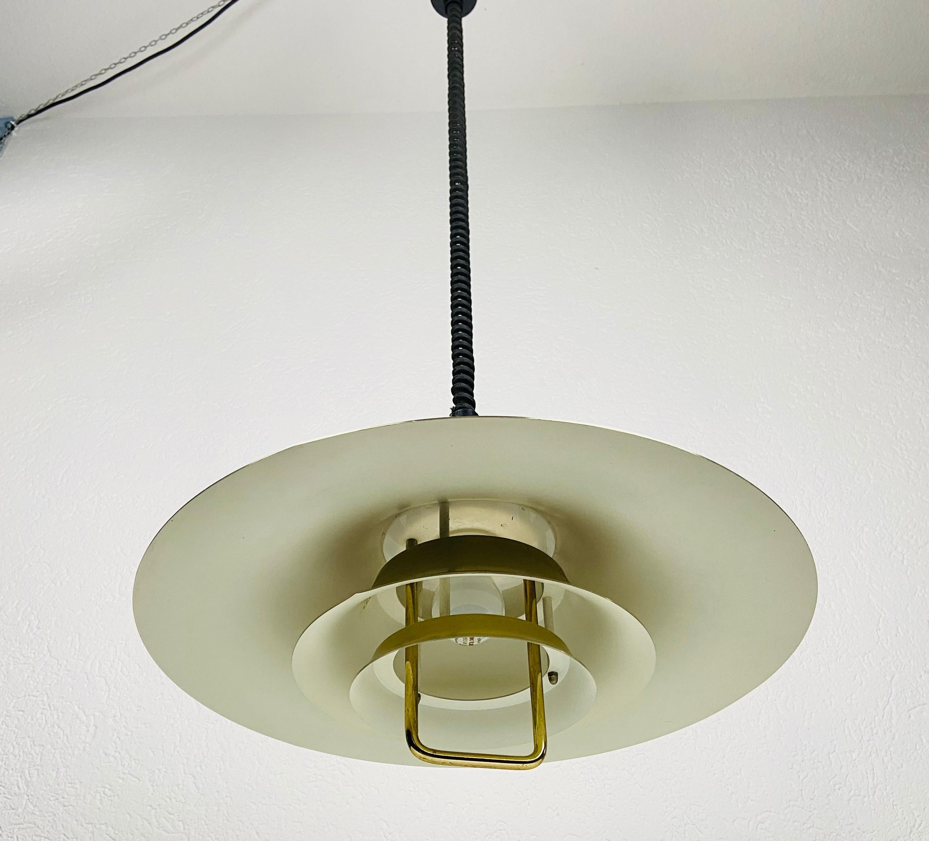 Mid-Century Modern Lampe à suspension danoise en laiton et métal, années 1960 en vente