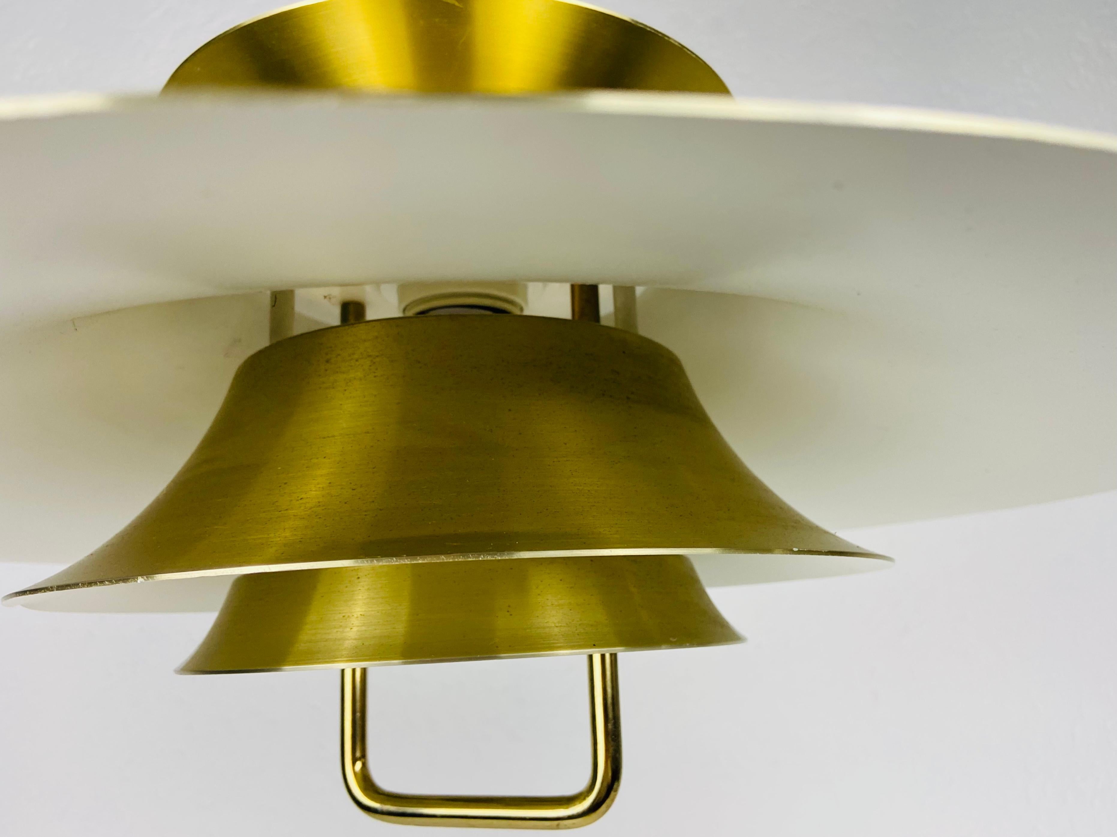 Danish Brass and Metal Pendant Lamp, 1960s In Good Condition For Sale In Hagenbach, DE