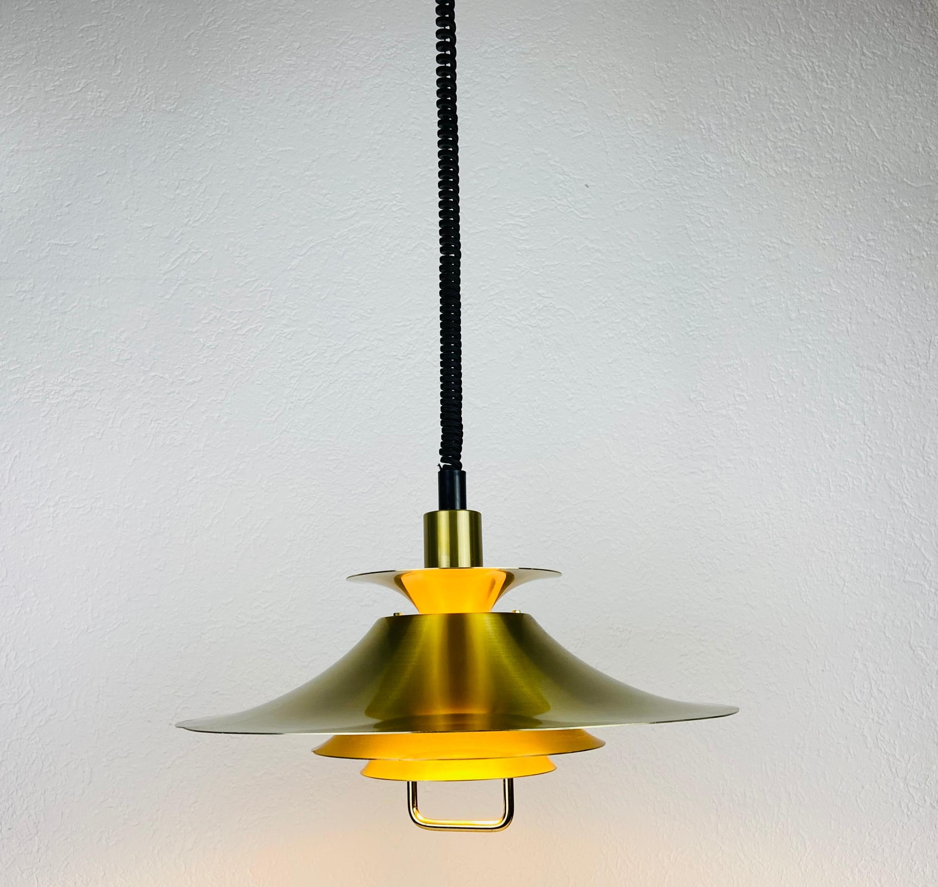 Milieu du XXe siècle Lampe à suspension danoise en laiton et métal, années 1960 en vente