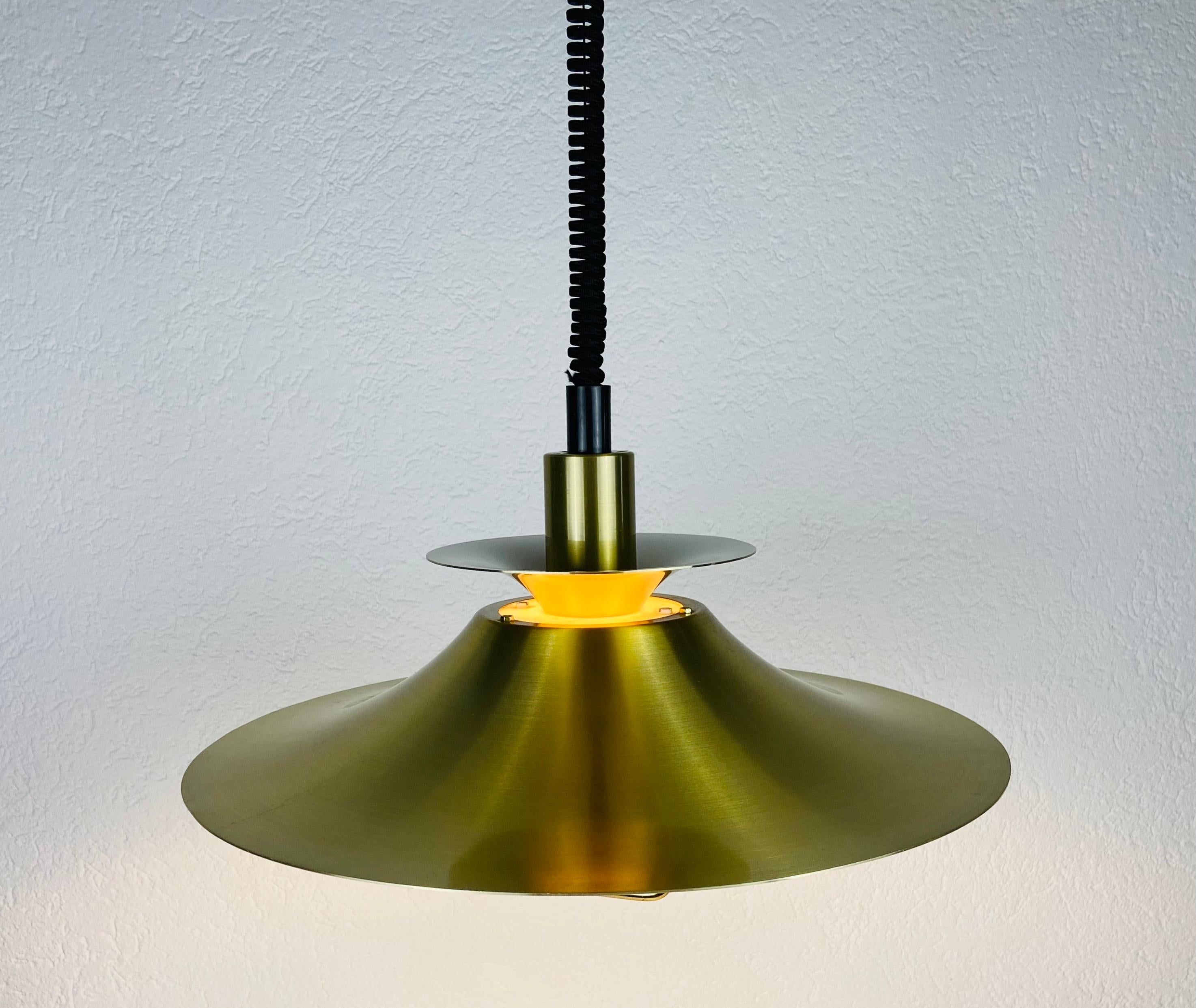 Lampe à suspension danoise en laiton et métal, années 1960 en vente 2