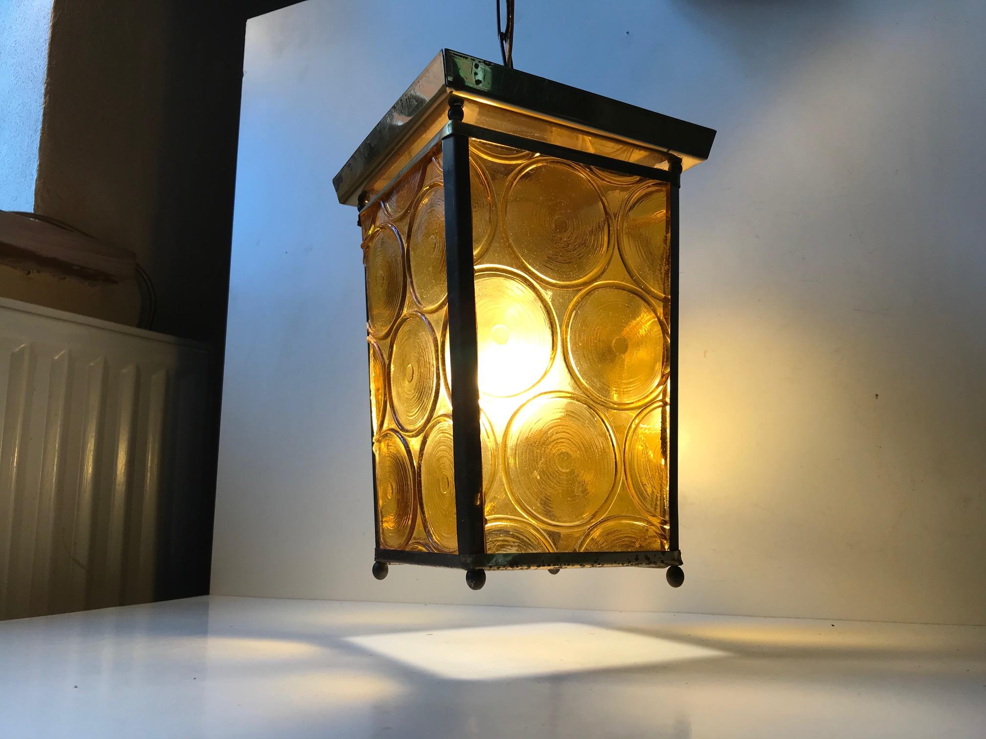Art déco Plafonnier ou porte à faux danois en laiton et verre jaune Funkis:: 1950s en vente