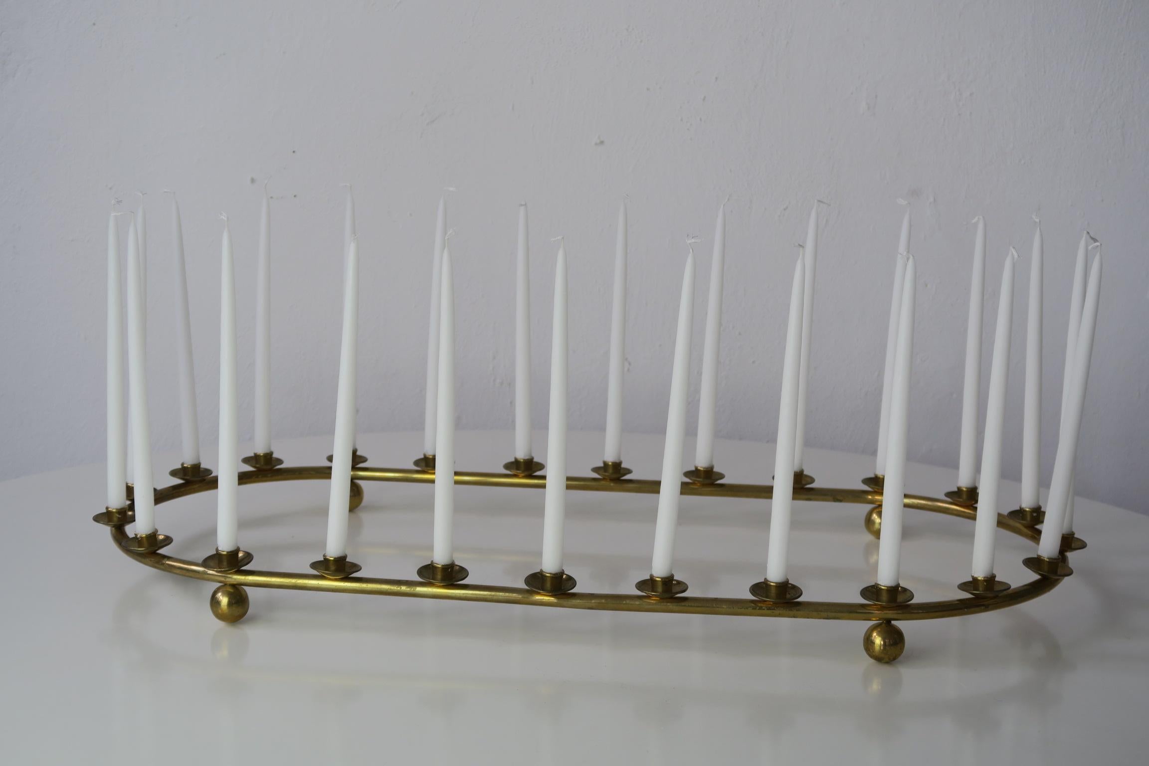 Ovaler Messing-Kerzenhalterring für 24 Kerzen - Dänisches Mid-Century Design

Dieser elegante, ovale Kerzenhalterring aus massivem Messing ist ein eindrucksvolles Beispiel für dänisches Design aus der Mitte des Jahrhunderts. Seine klaren,