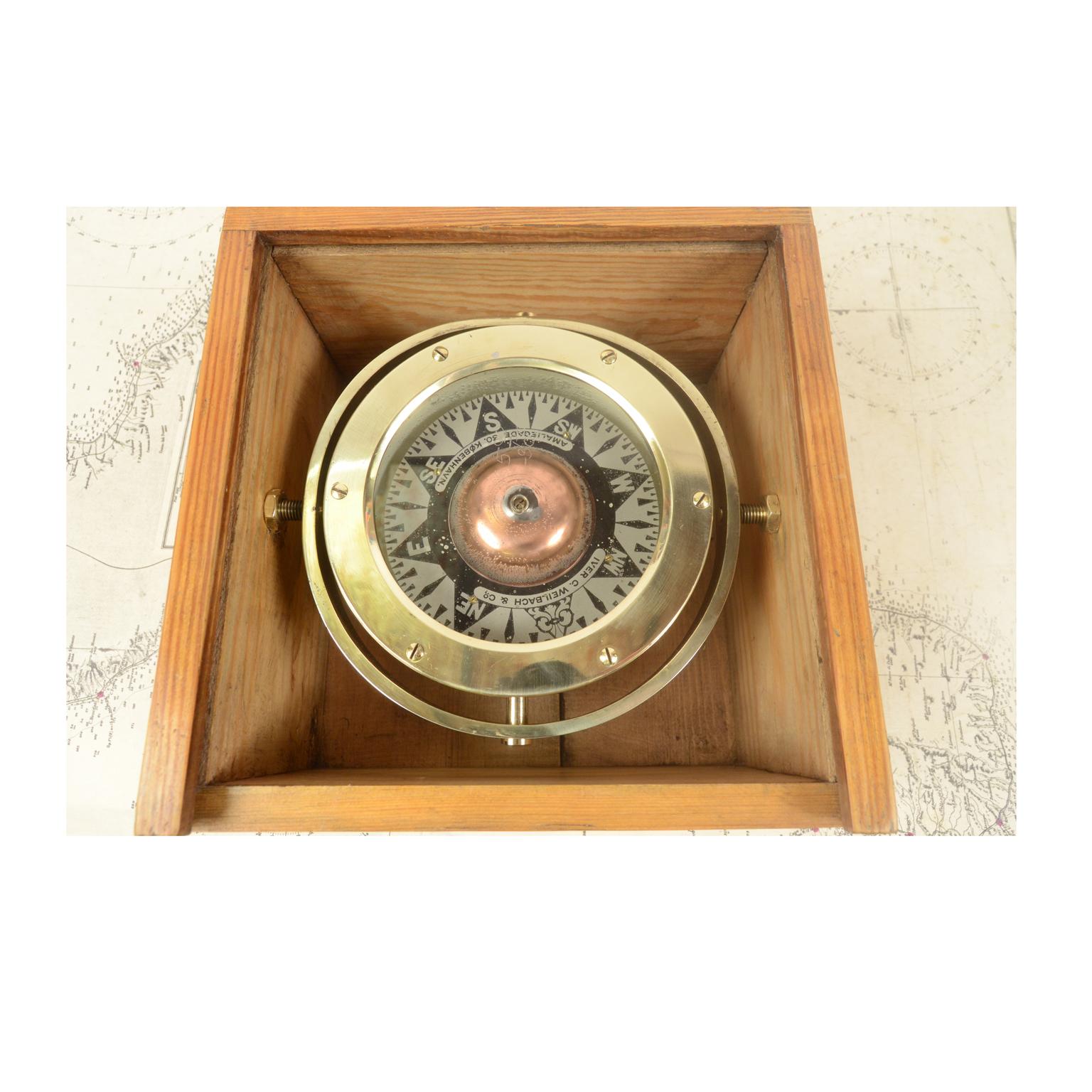 1920s-30 Danish Brass Antique Nautical Magnetic Compass  Original Wooden Box In Good Condition In Milan, IT