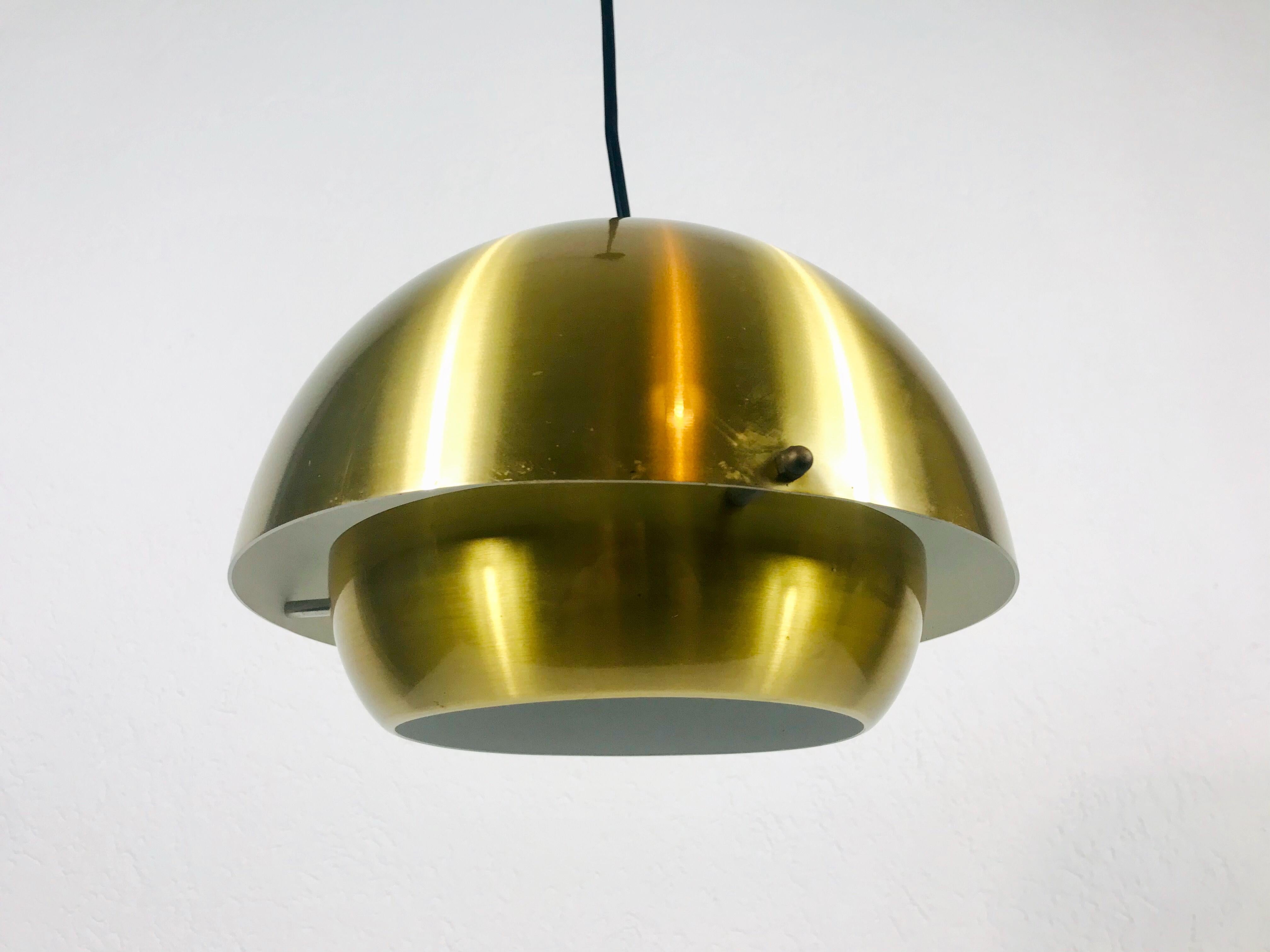 Brass pendant lamp by Superlight made in the 1970s. It is made from brass.

Measures: Height of shade 18 cm

Max height 100 cm

Diameter 25 cm

The light requires one E27 light bulb.
 