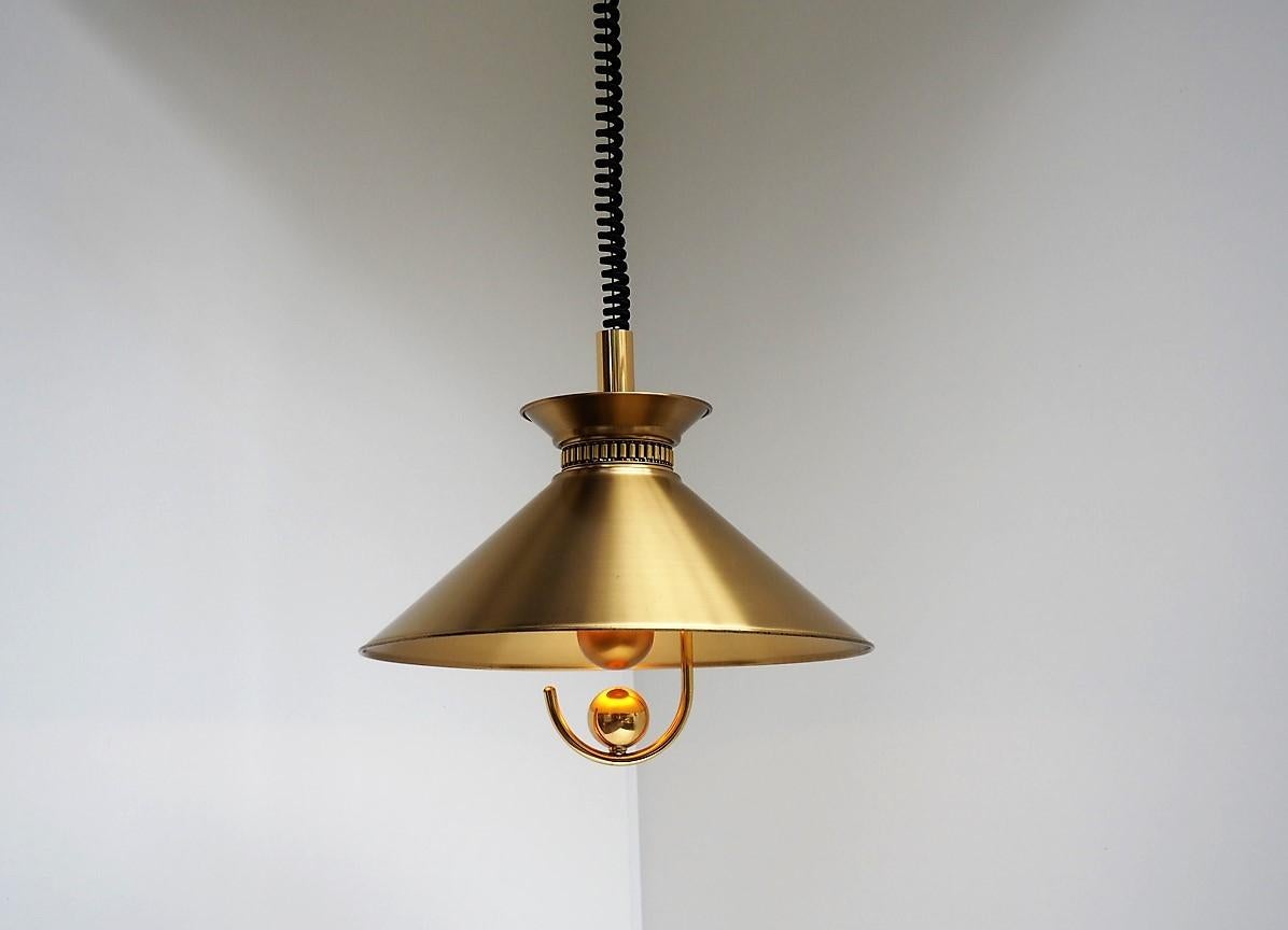 Brass pendant with balancing brass ball on height adjustable handle - Danish vintage design manufactured by a company called Frandsen in the 1970s.

The pendant gives a great illumination and the light from the bulb is being nice reflected in the