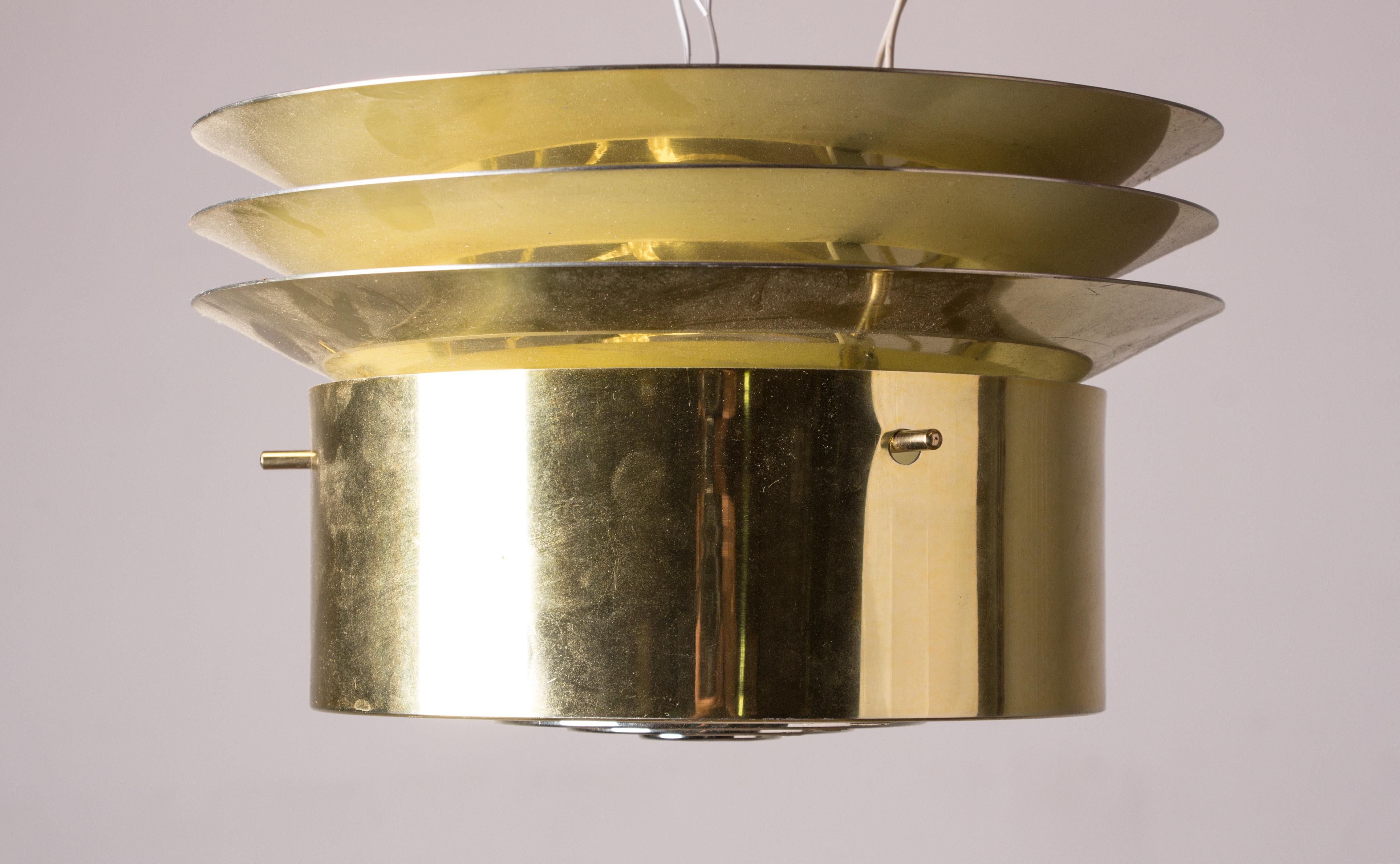 Superb Scandinavian Brass Pendant Lamp. Its structure composed of three metal circles and a grid gives it a remarkable appearance for both diffused and subdued light.