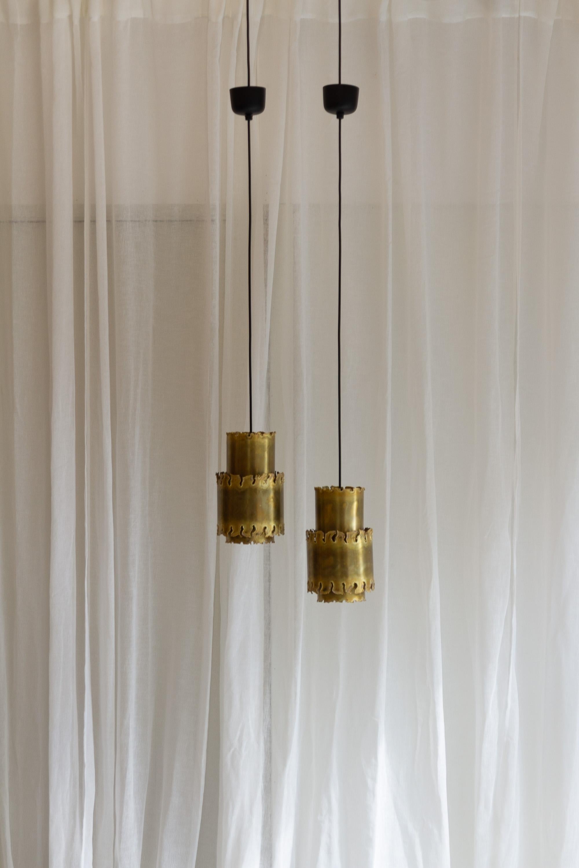 Ciondoli danesi in ottone di Svend Aage Holm Sørensen, anni Settanta. Set di 2.

Coppia di lampade da soffitto di Svend Aage Holm Sørensen, Danimarca. Prodotto da Holm Sørensen & Co in Danimarca negli anni Settanta.

Questa coppia di pendenti