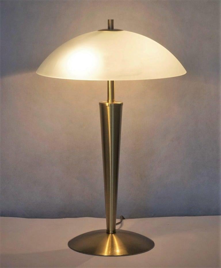 Scandinave moderne Lampe de table danoise à deux lumières en laiton et verre satiné Lampe de bureau, Danemark, années 1960 en vente